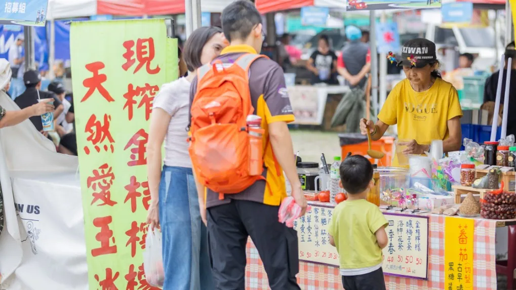 活動周邊規劃近30攤特色美食市集，集結六龜在地農特產品、人氣特色美食及文創手作攤位，讓民眾在觀賽並享受在地好風味。（圖/六龜區公所提供）