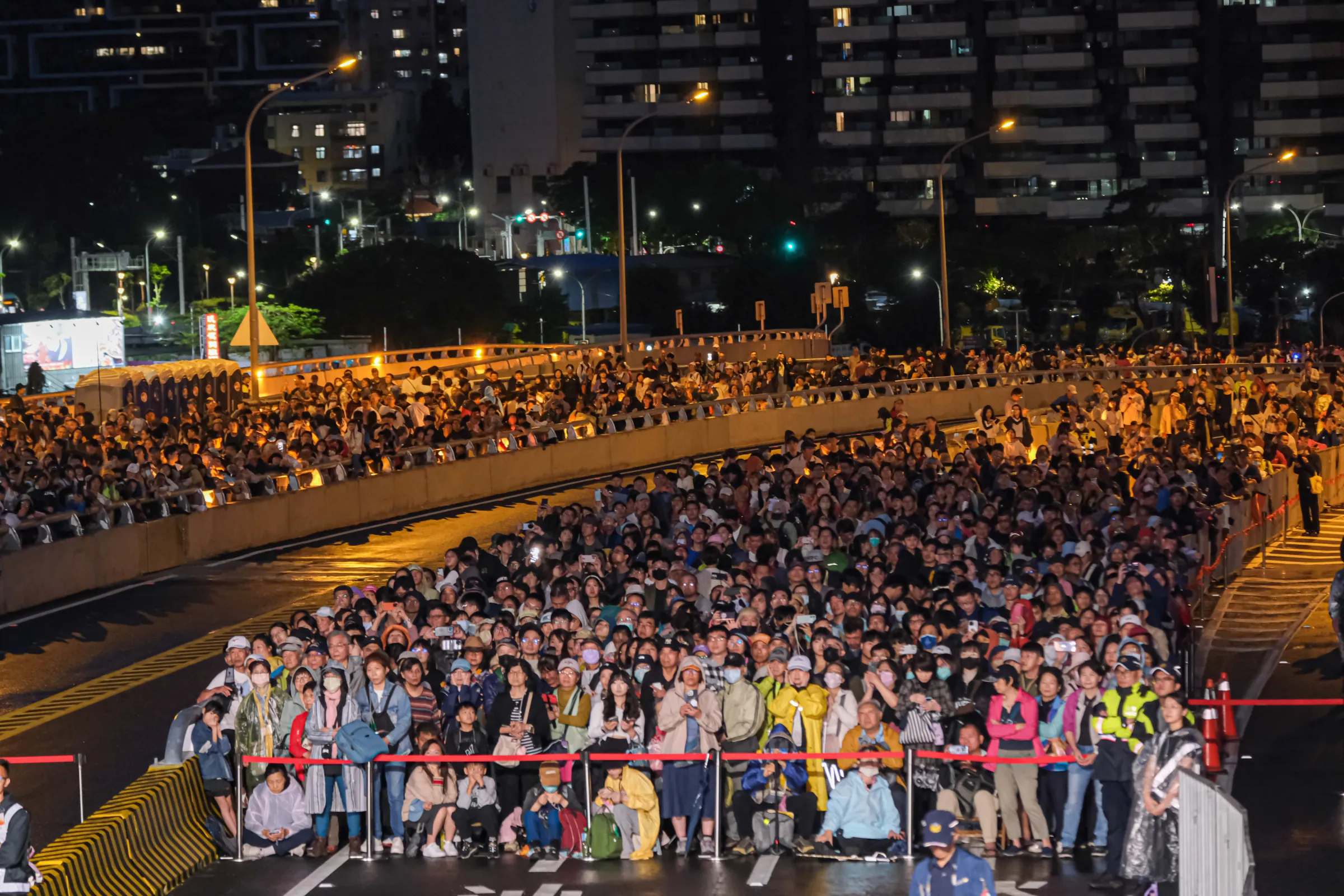 20260509-淡江大橋「感恩・美好之夜」通車典禮於9日舉行，圖為現場觀禮民眾。（劉偉宏攝）