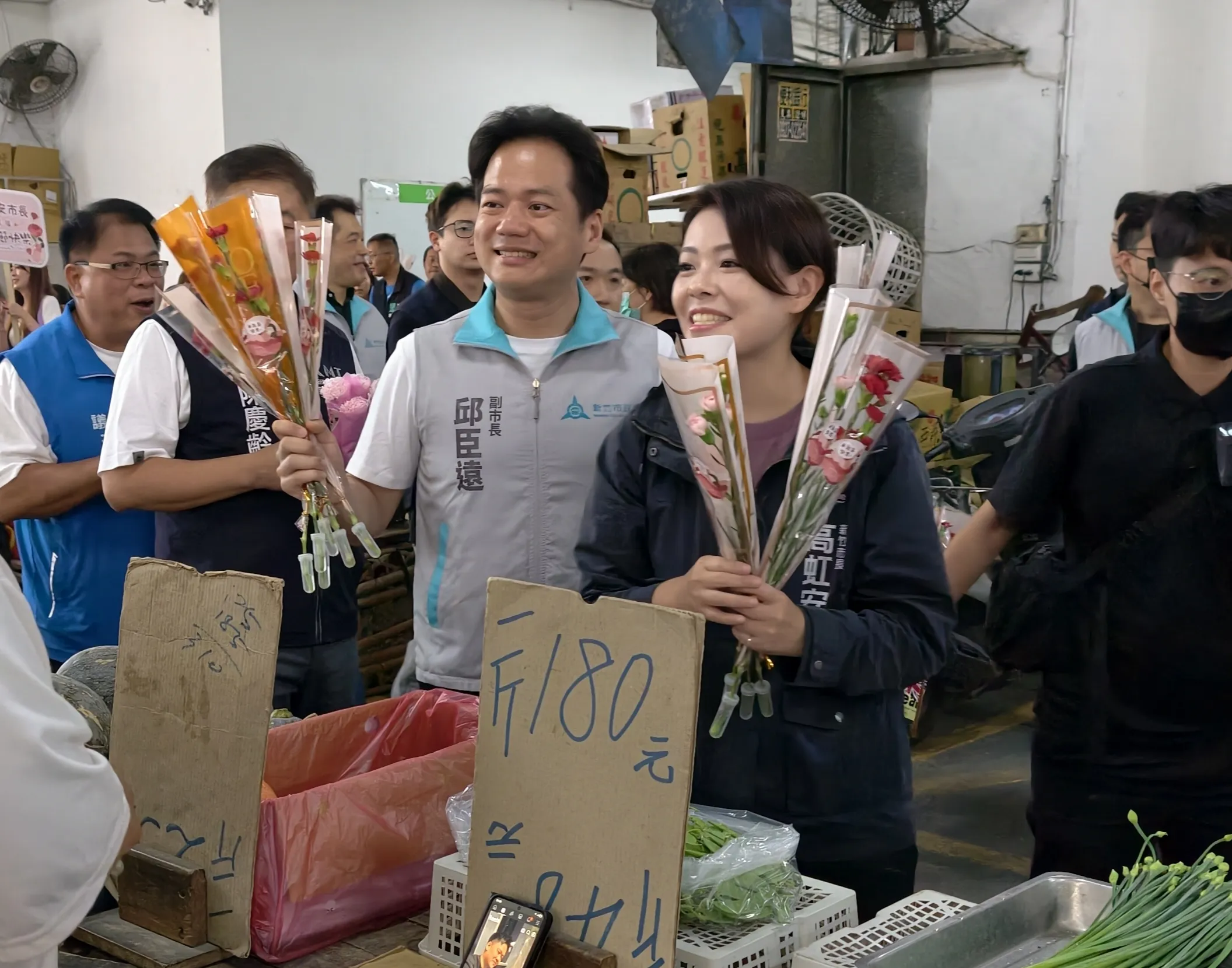新竹市長高虹安今（10）日清晨前往果菜市場跑母親節行程，副市長、民眾黨新竹黨部主委邱臣遠也率黨部團隊助陣。（民眾黨新竹黨部提供）