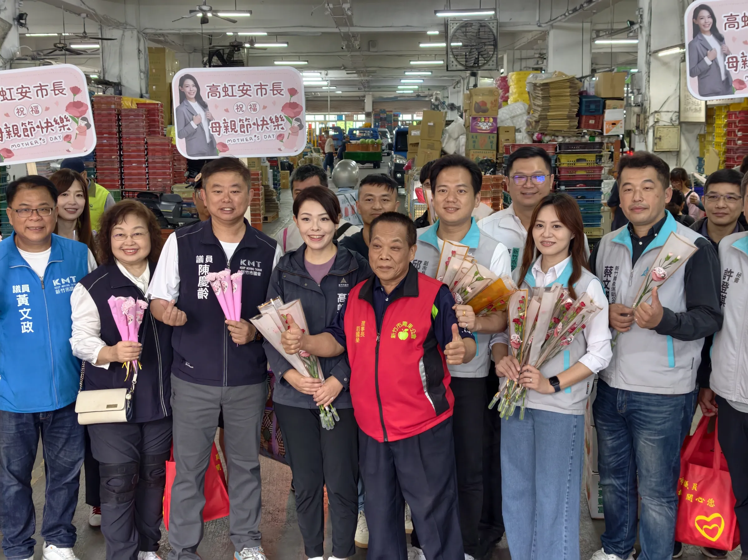 新竹市長高虹安今（10）日清晨前往果菜市場跑母親節行程，副市長、民眾黨新竹黨部主委邱臣遠也率黨部團隊助陣。（民眾黨新竹黨部提供）