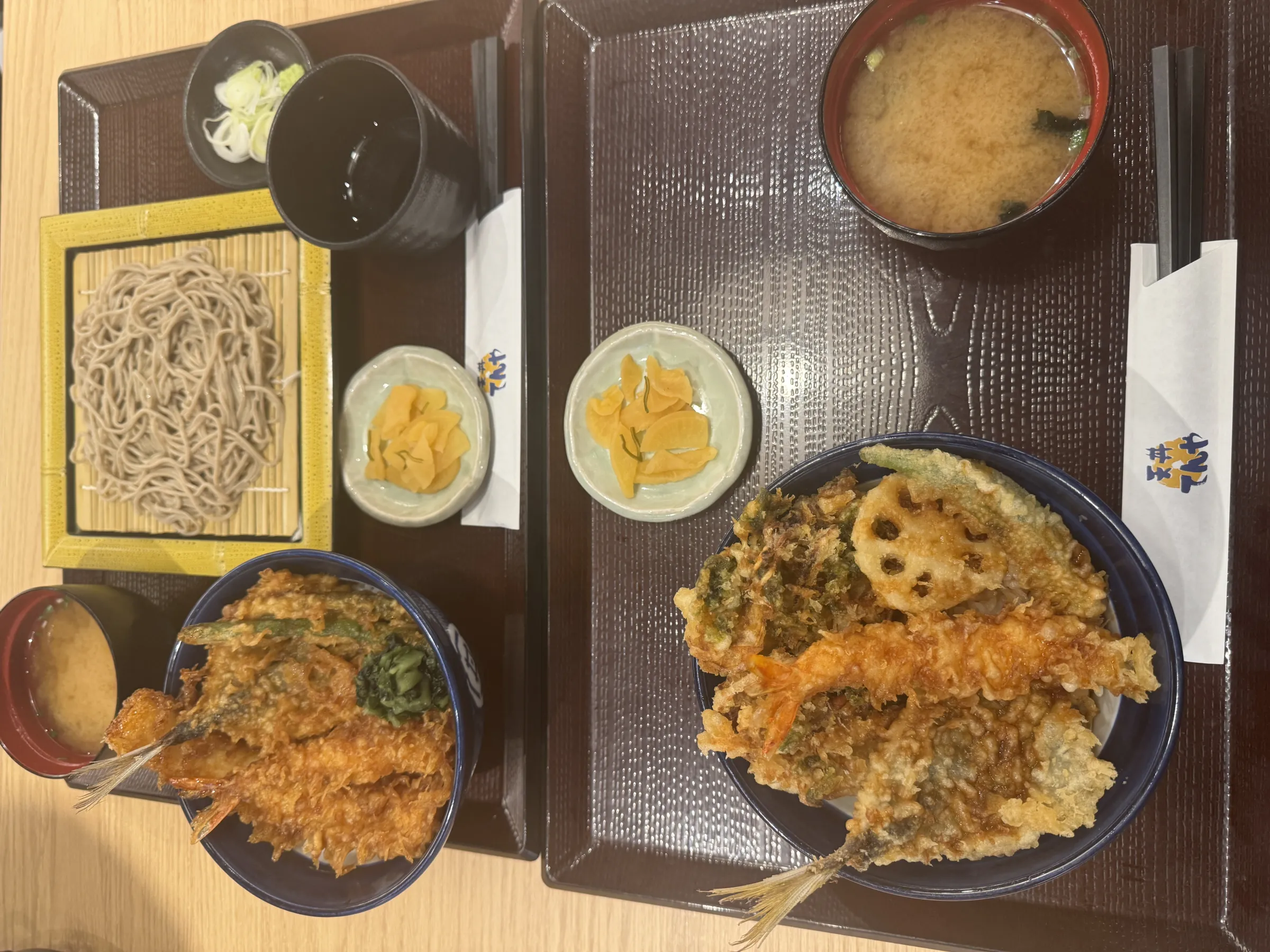 天丼専門店てんやは、富山県産ほたるいかや鳥取県産鯵など日本の海の恵みを贅沢に使用した初夏限定メニュー海かぜ天丼を発売した。黃信維