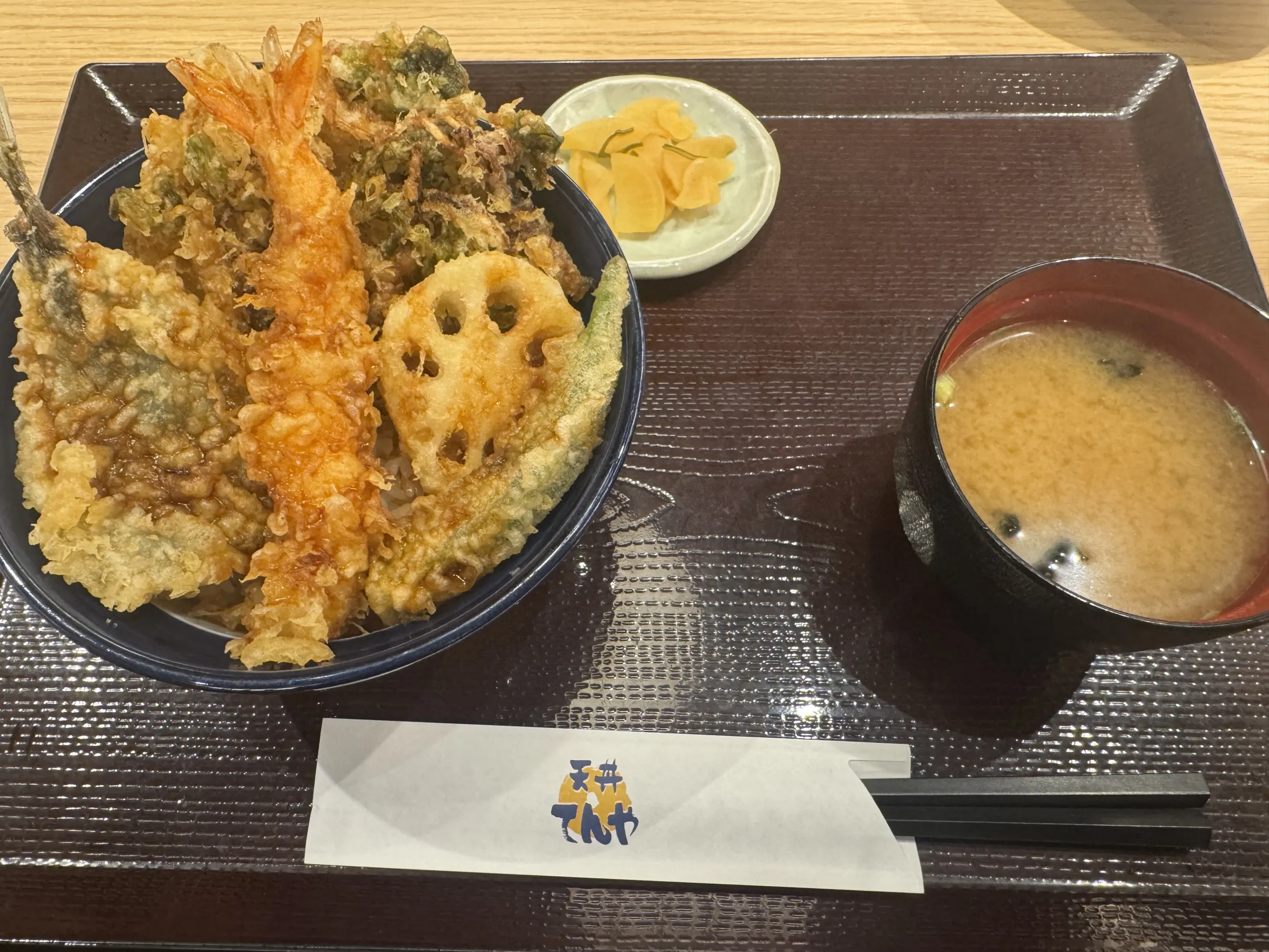 天丼専門店てんやは、富山県産ほたるいかや鳥取県産鯵など日本の海の恵みを贅沢に使用した初夏限定メニュー海かぜ天丼を発売した。黃信維