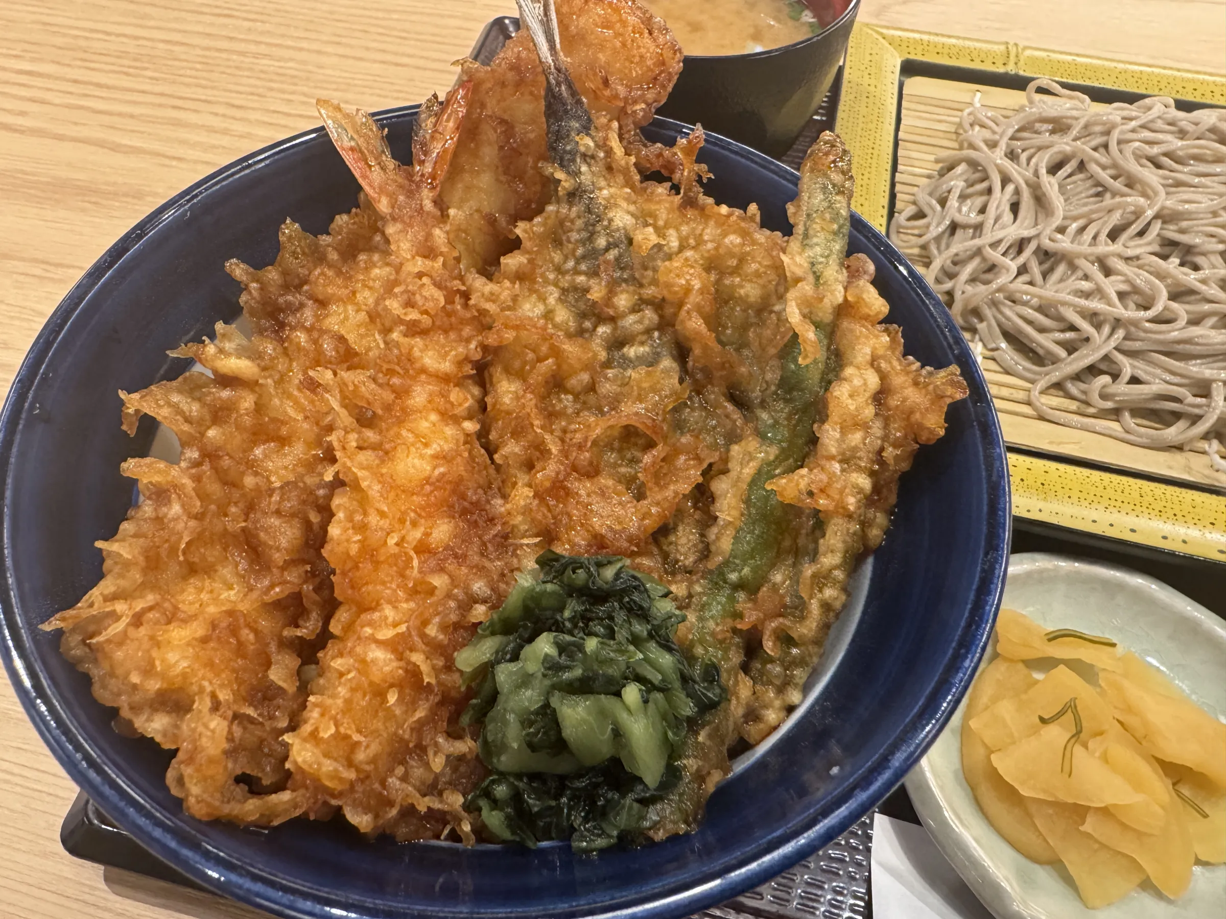 天丼専門店てんやは、富山県産ほたるいかや鳥取県産鯵など日本の海の恵みを贅沢に使用した初夏限定メニュー海かぜ天丼を発売した。黃信維