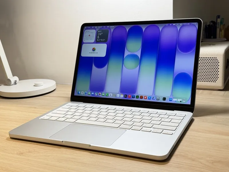 MacBook Neo搭載大尺寸觸控板 蘋果最平價筆電MacBook Neo在台灣開賣，搭載顏色相配的巧控鍵盤，全新的大尺寸多點觸控軌跡板則讓使用者能在表面任何位置進行點擊、捲動、滑動與縮放。中央社記者吳家豪攝 115年5月10日