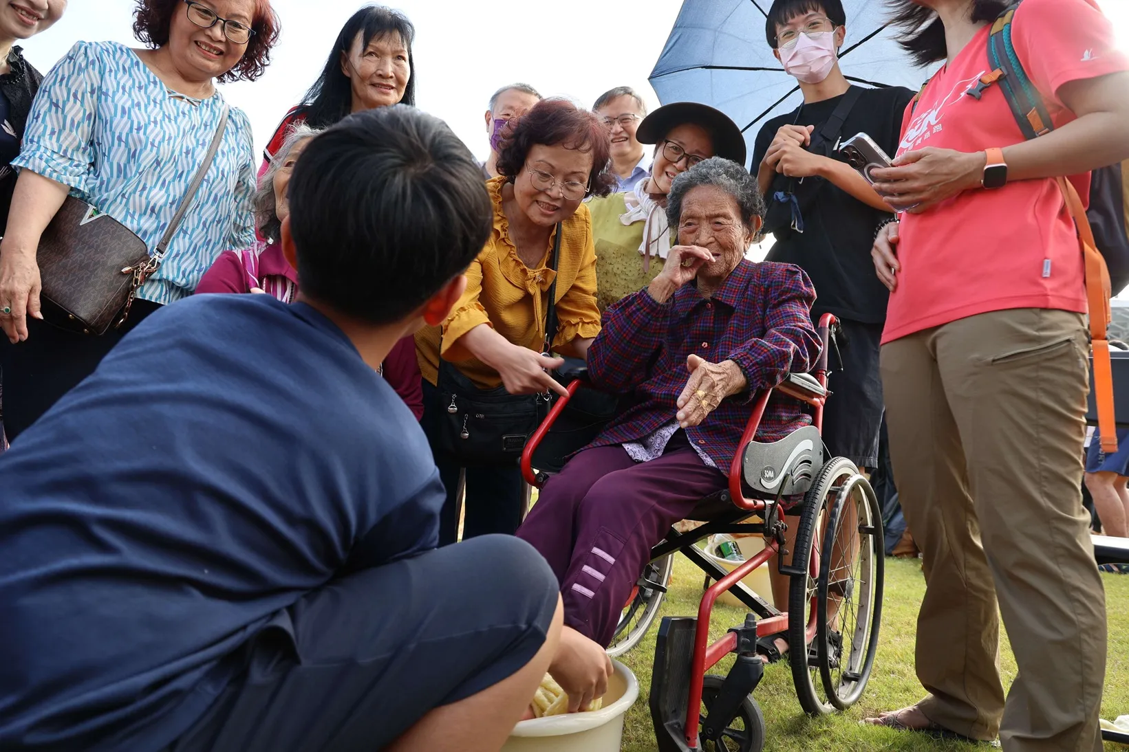 現場有百歲人瑞接受晚輩洗腳。（圖／雲林縣政府提供）