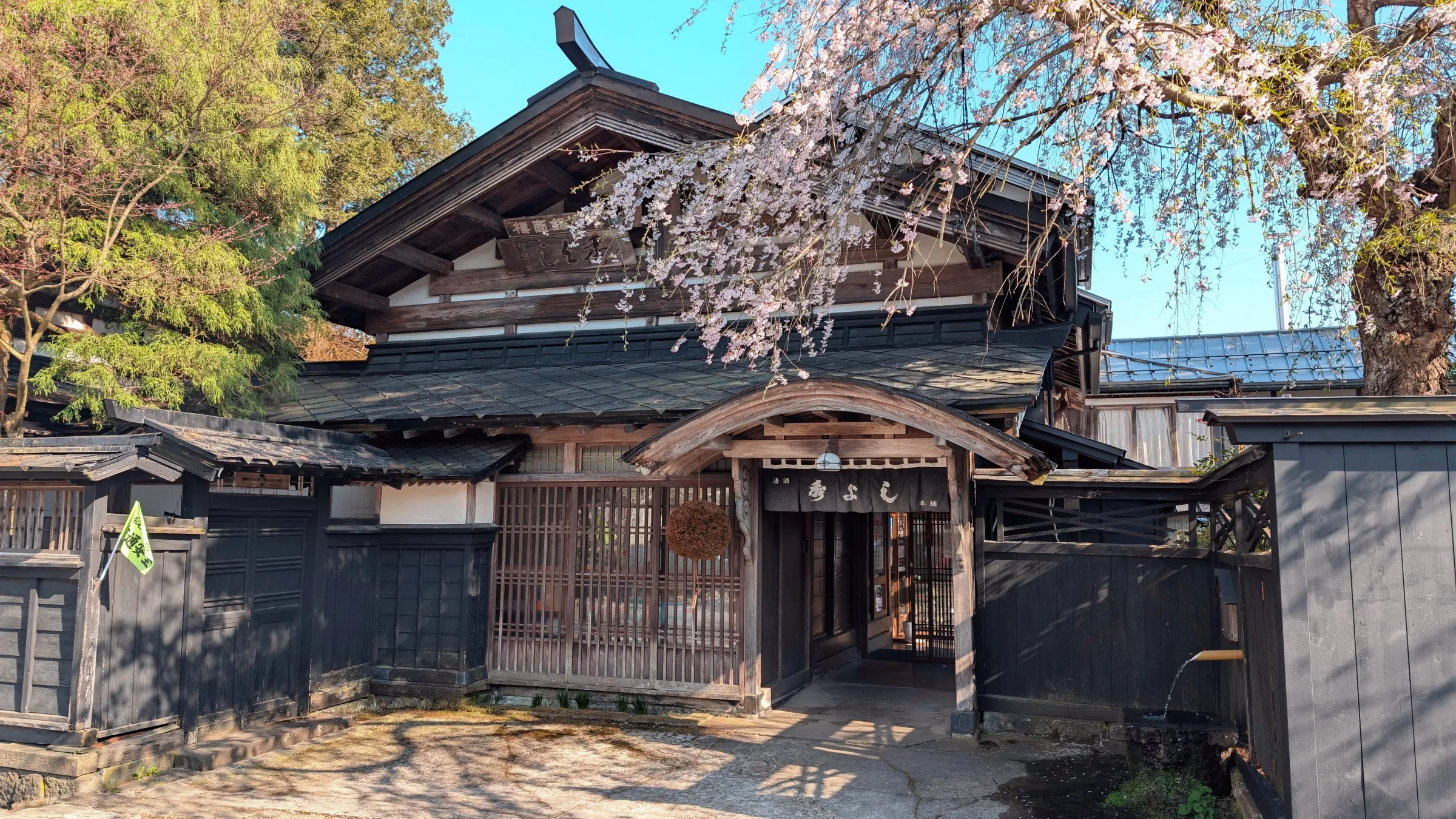 位於大仙市的「鈴木酒造店」擁有超過 330 年的釀造資歷，同時擁有7座被列為國家註冊有形文化財的建築。（圖／吳茗世提供）