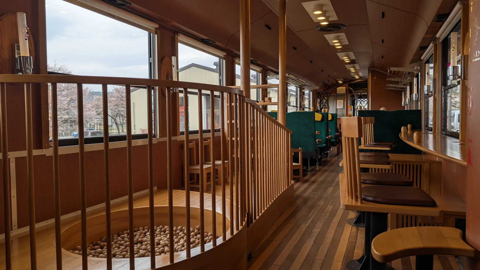 利高原鐵道的「鳥海玩具列車」內裝選用秋田產杉木與櫸木，還有吧台景觀座及木製球池，讓大小朋友有合適的空間遊憩。（圖／吳茗世提供）