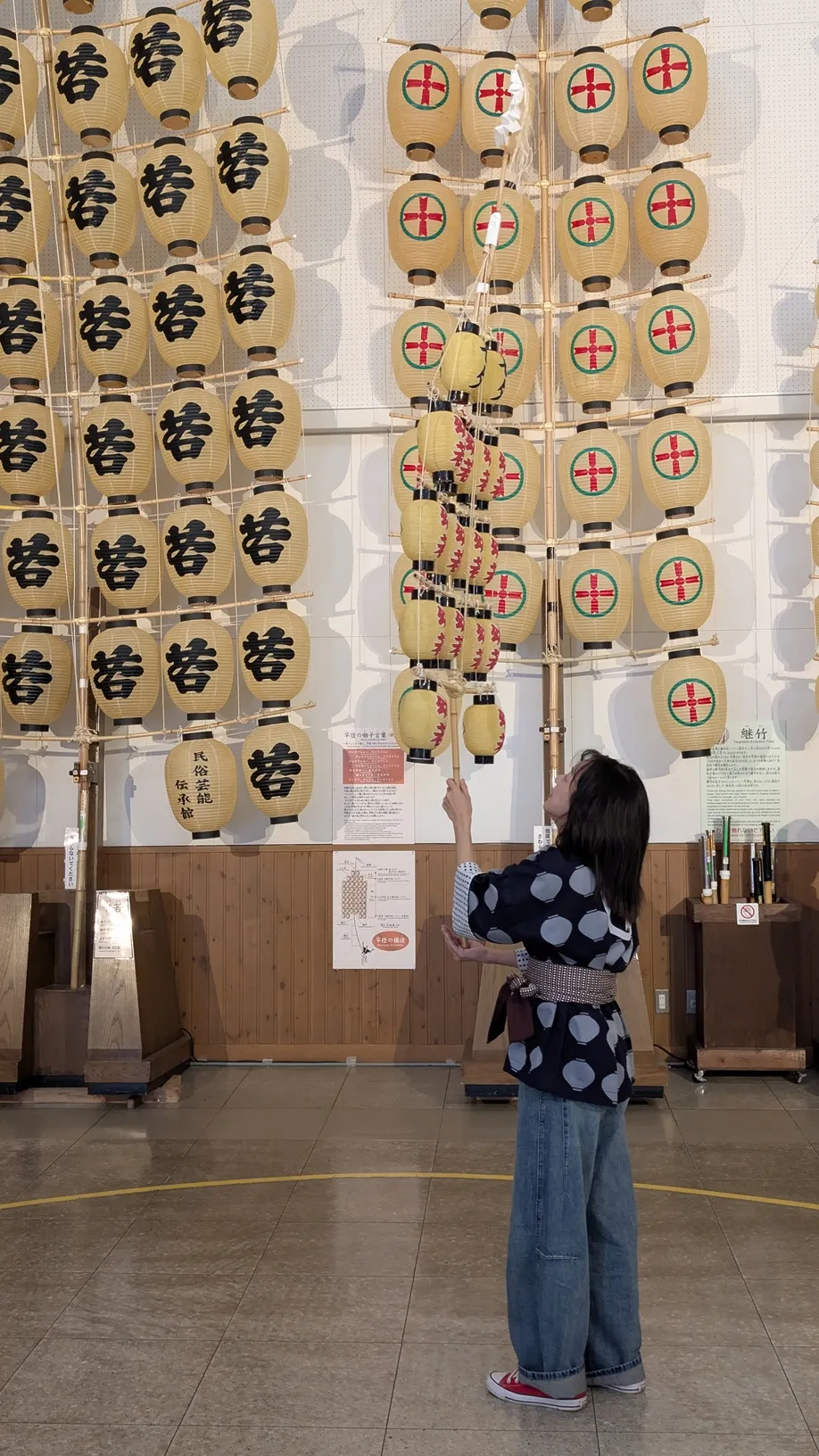 民俗藝能傳承館中除了介紹秋田三大祭典由來，現場也有竿燈祭中的「幼若」供旅客體驗。（圖／吳茗世提供）
