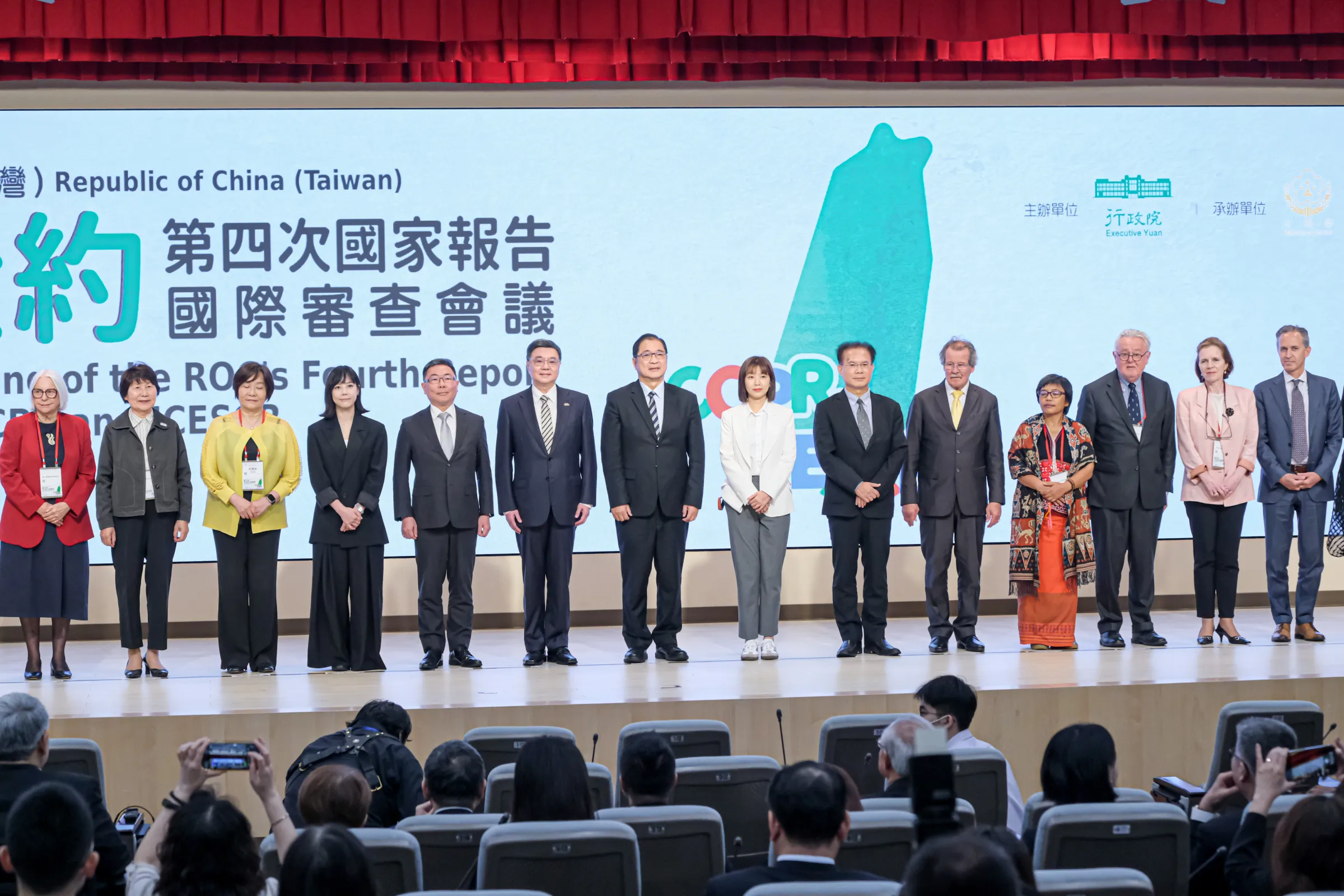 20260511-「兩公約第四次國家報告國際審查會議」開幕式11日於財團法人張榮發基金會國際會議中心舉行，圖為行政院長卓榮泰（中）與現場來賓的大合照。（劉偉宏攝）