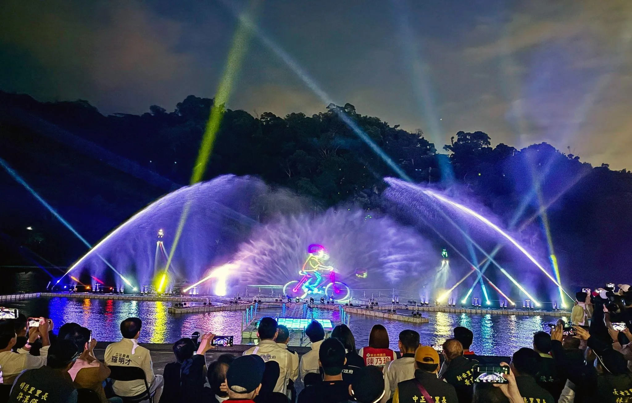 白天踏青、晚上看水舞！碧潭「夜經濟」翻轉老景點（圖／新北市觀旅局提供）