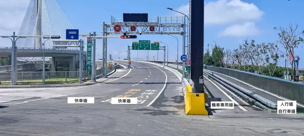 淡江大橋通車行車標線分流。(圖/新北市警察局交通警察大隊)