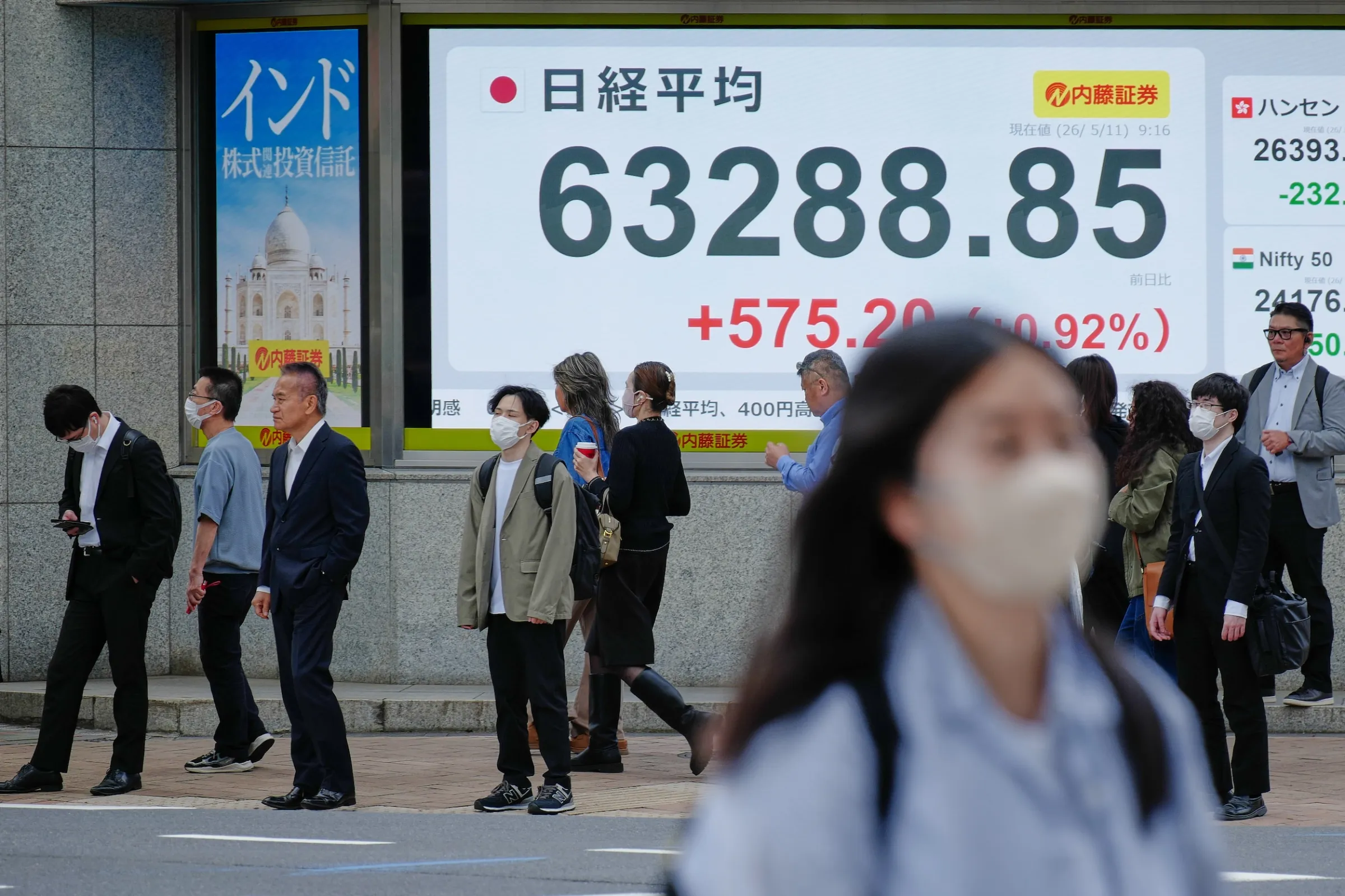 2026年5月11日，東京街頭顯示日經指數的電子看板。（美聯社）