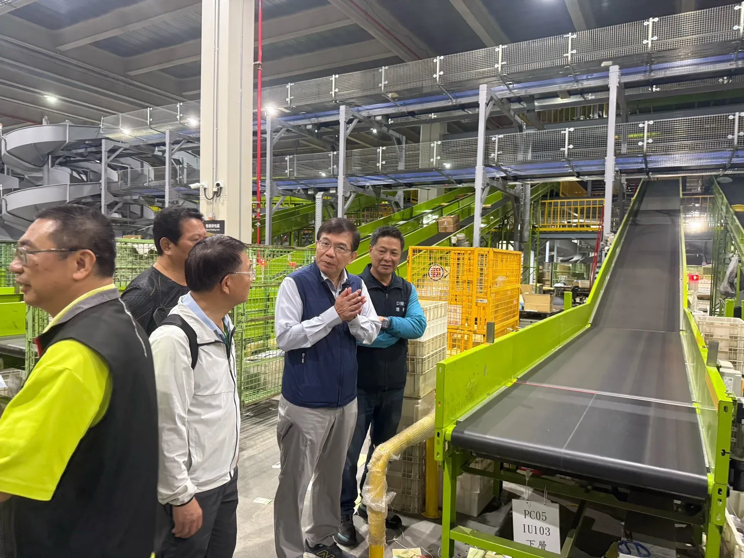 20260511-華郵政董事長王國材慰問物流園區北臺灣郵件作業中心同仁,該中心預計本週起逐步恢復正常作業。(中華郵政提供)