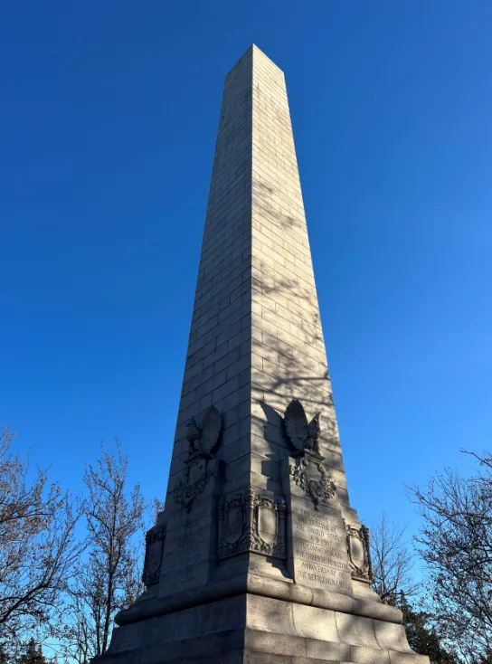 1907年設置的詹姆斯鎮建置300周年紀念碑，這裡是美利堅合眾國的真正源頭！（作者提供）