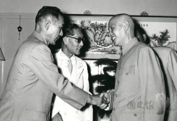 1957年，蔣中正接見來台灣訪問的日本自衛隊代表團。（作者提供/國史館）