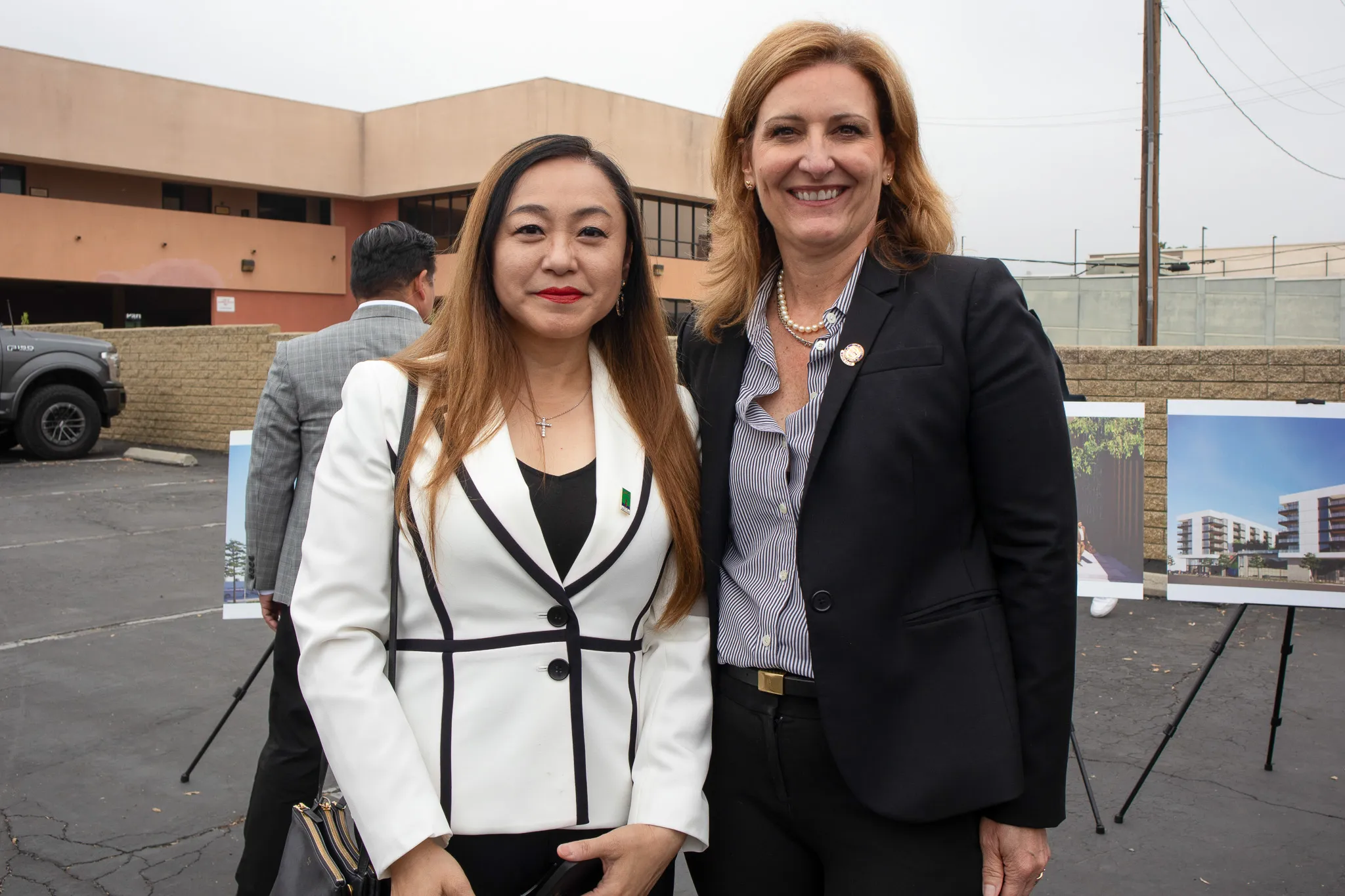 加州阿卡迪亞（Arcadia）原華裔市長王愛琳（Eileen Wang，左），認罪擔任中國代理人。（取自阿卡迪亞市政廳粉專）