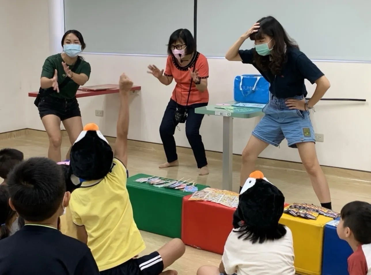 陳育慧(中)把抗癌路上的痛,化成孩子課堂上的笑。(圖/陳育慧提供)