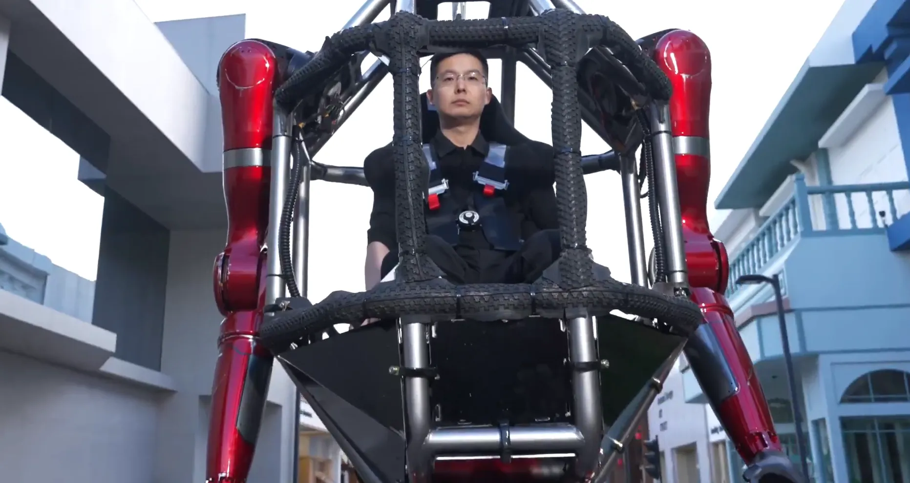 中國知名廠商宇樹科技推出最新款載人人形機甲GD01。（翻攝自宇樹科技影片）