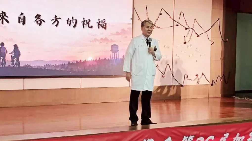 義守第26屆護理系舉辦加冠典禮，致詞人醫學院林俊農院長。（圖/義守大學提供）