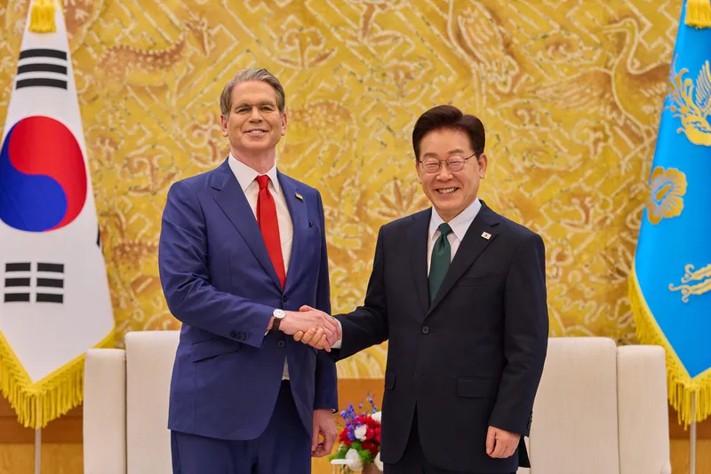 李在明會見美國財政部長貝森特 美國總統川普訪中之際，美國財政部長貝森特（左）、中國國務院副總理何立峰13日先在韓國進行經貿磋商，韓國總統李在明（右）也與貝森特會面。（青瓦台提供）中央社記者楊啟芳首爾傳真115年5月13日
