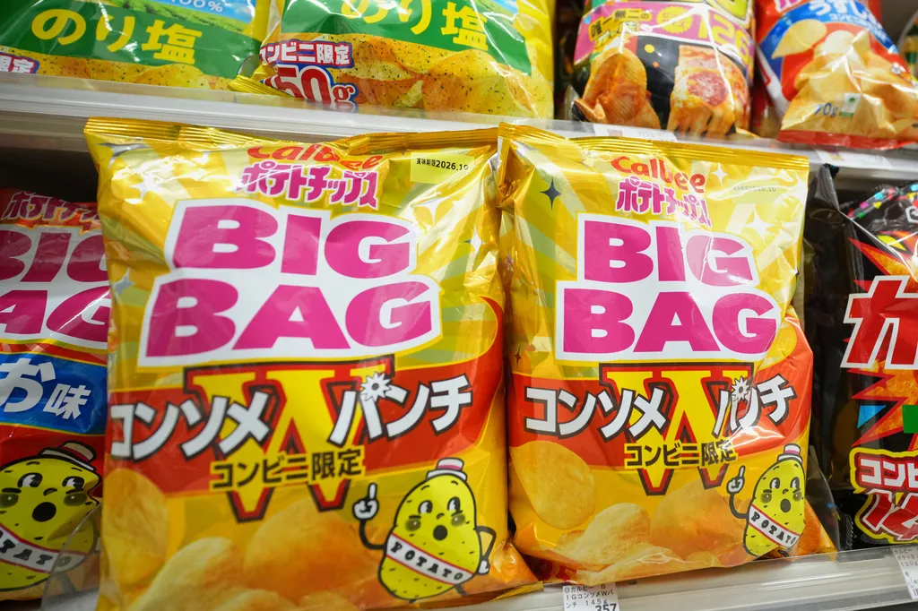日本知名零食大廠卡樂比的熱銷洋芋片。（美聯社）