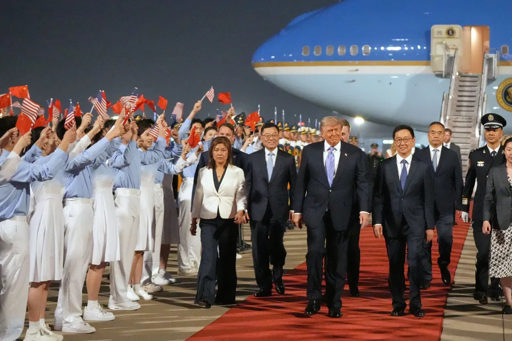 大統領専用機「エアフォース・ワン」で北京に到着したトランプ米大統領（中央）。中国の韓正・国家副主席が出迎えた。（AP通信）