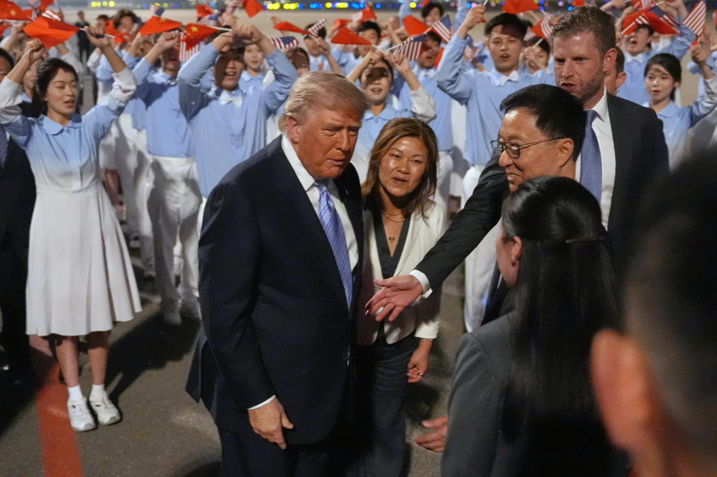 美國總統川普2026年5月13日抵達北京時，中國國家副主席韓正接機，次子艾瑞克（Eric Trump）陪同在旁。（美聯社）