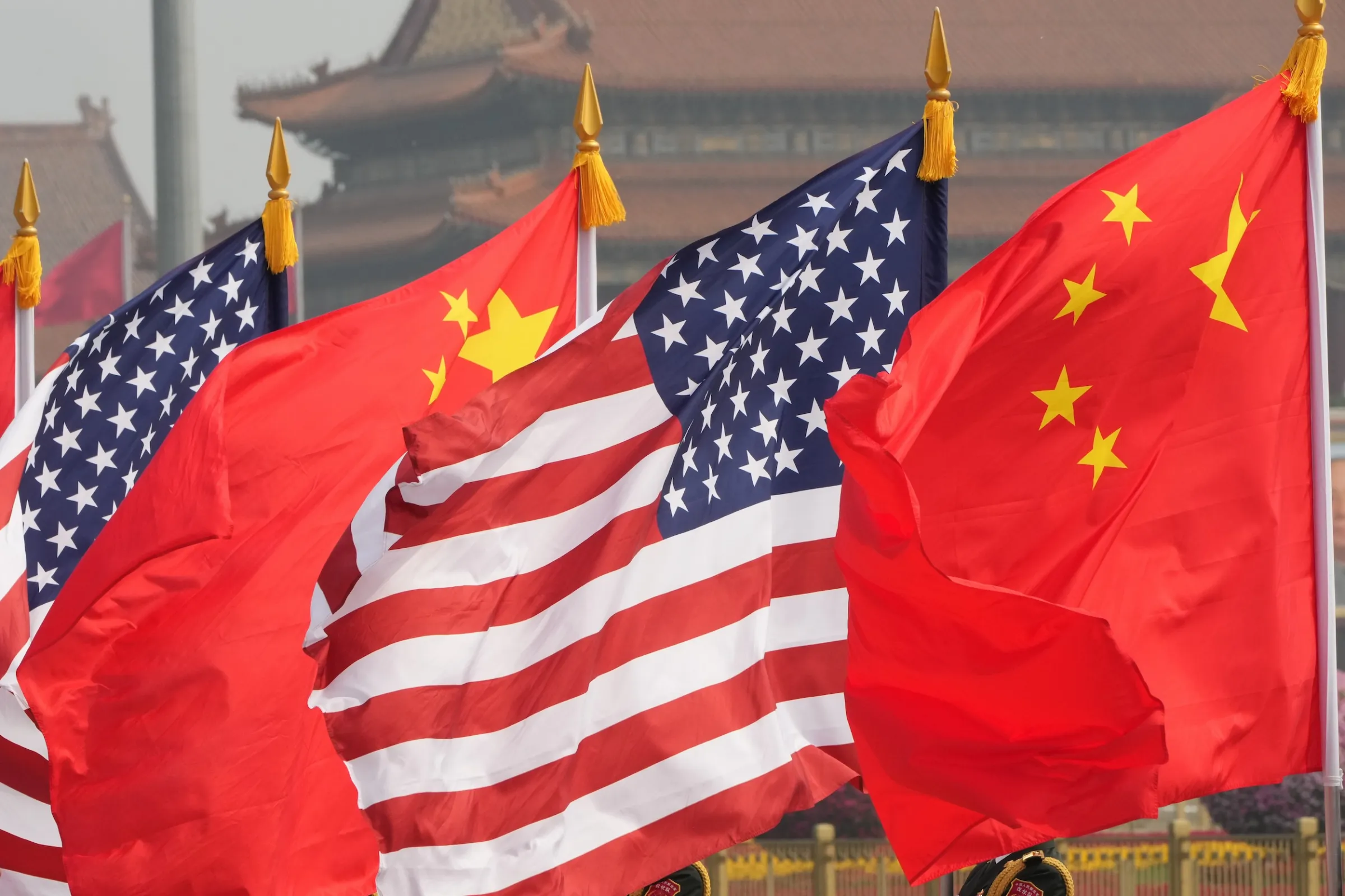 2026年5月14日、人民大会堂の歓迎式典に掲げられた米中の国旗。（AP通信）