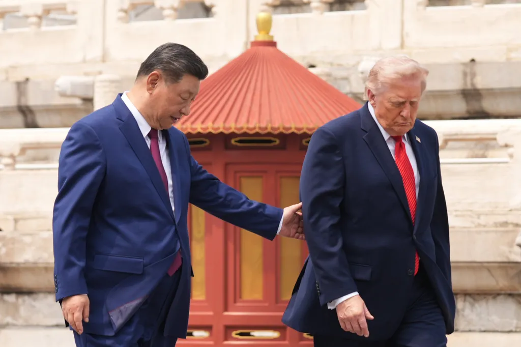 美國總統川普（右）與習近平一同參訪北京天壇。（美聯社）