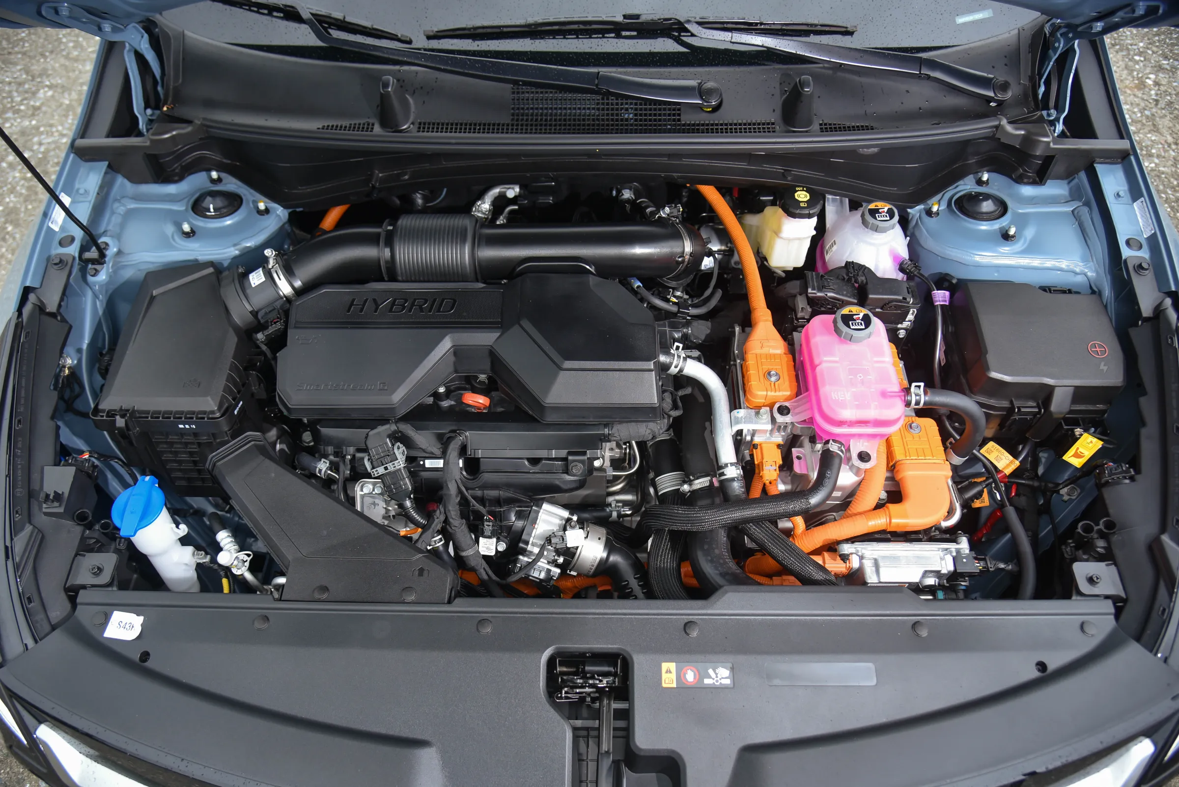 The new Sportage 1.6 Turbo-Hybrid的油電系統，起步反應更輕快，低速行駛平順，油電動力的銜接感順暢，讓整輛車在市區開起來更輕鬆、更安靜。