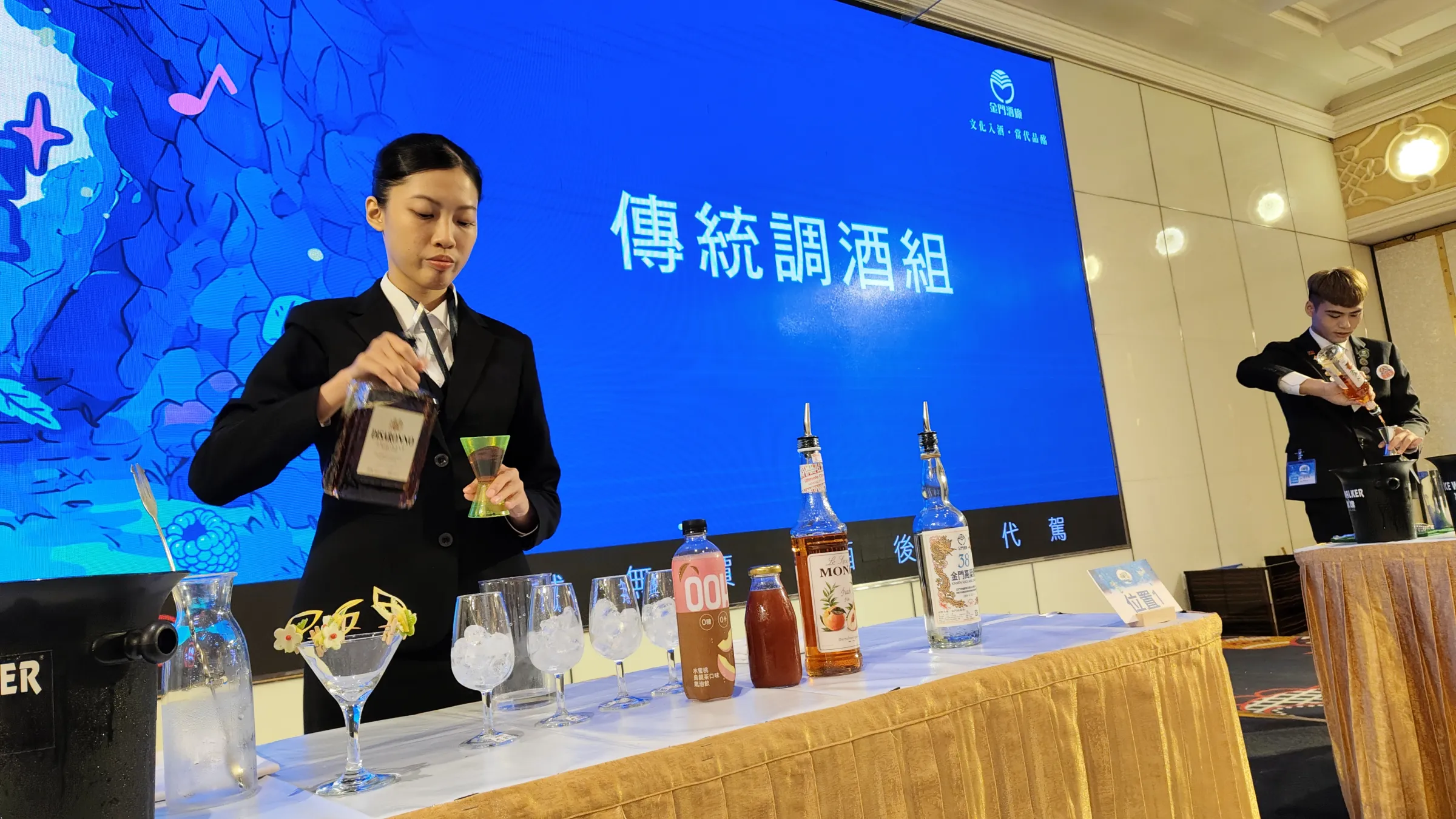 調酒賽事現場氣氛熱烈，參賽選手各自炫技。（圖/徐炳文攝）