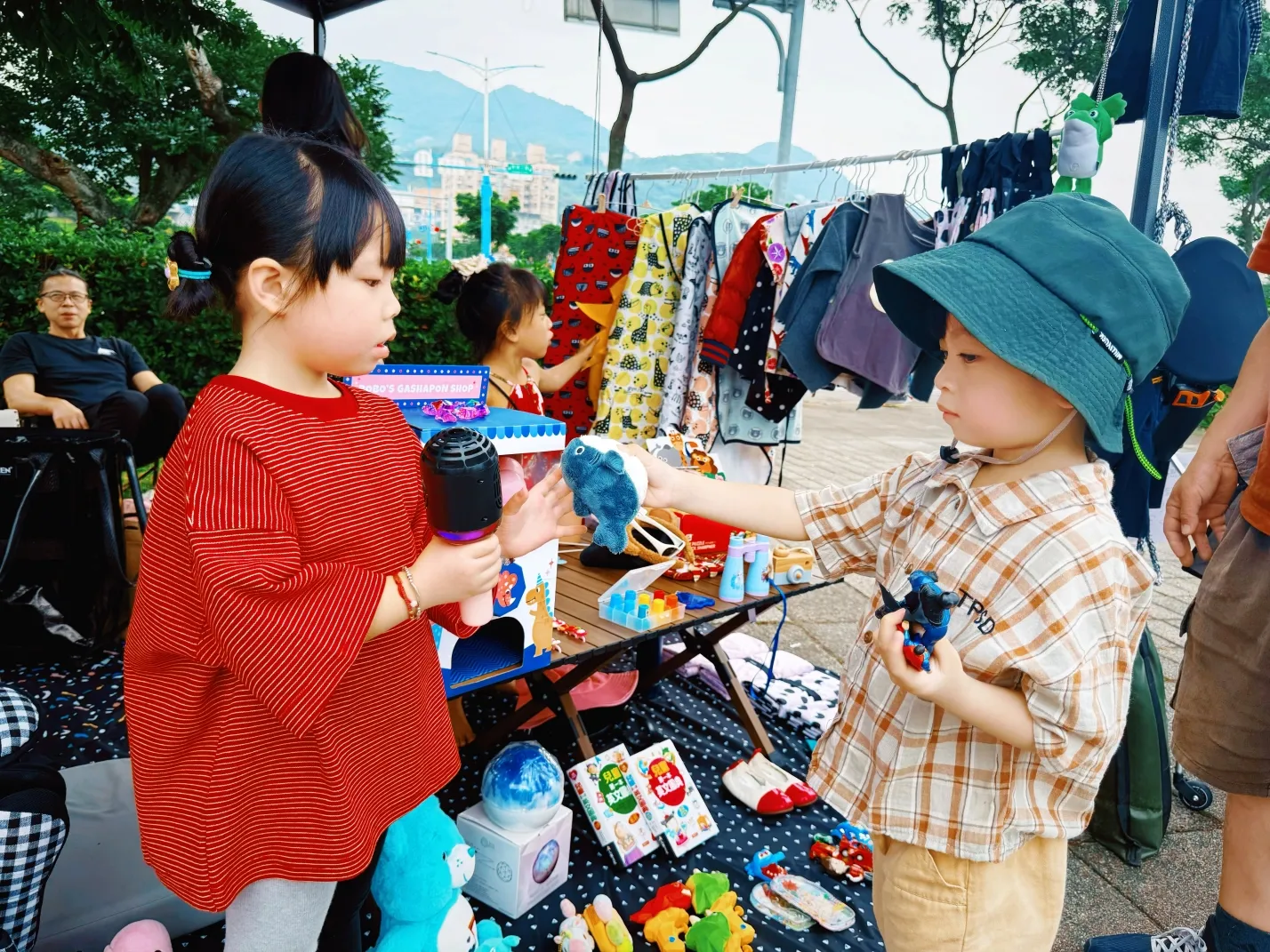 孩子們可化身小老闆，將玩具等二手好物交流。（圖/新北市立十三行博物館）