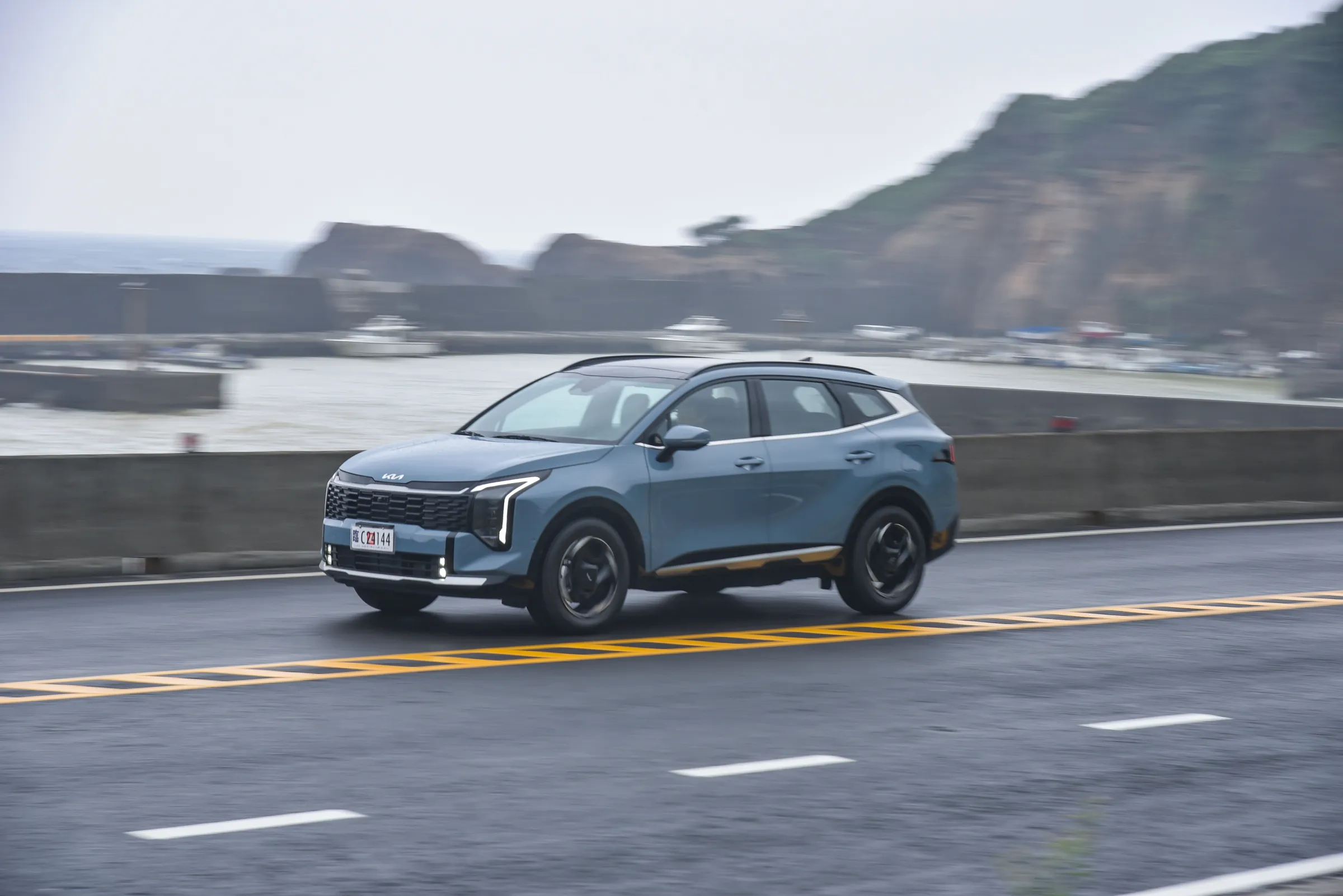 The new Sportage針對NVH車艙寧靜工程加以強化，包含雙前座雙層隔音玻璃、中控台、B柱、地毯、後廂底板與門板等處增加隔音材料，車艙靜肅性明顯比之前車款更好。