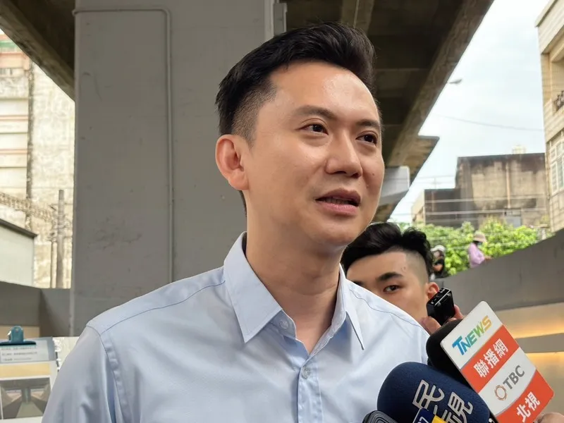 鄭朝方受訪回應新竹縣長選戰議題 新竹縣長選戰升溫，國民黨確認由立委徐欣瑩出戰。在民進黨部分，竹北市長、民進黨新竹縣黨部主委鄭朝方（前）14日被問及是否參選，他說，這件事情交由市民或交由縣民決定。中央社記者郭宣彣攝115年5月14日