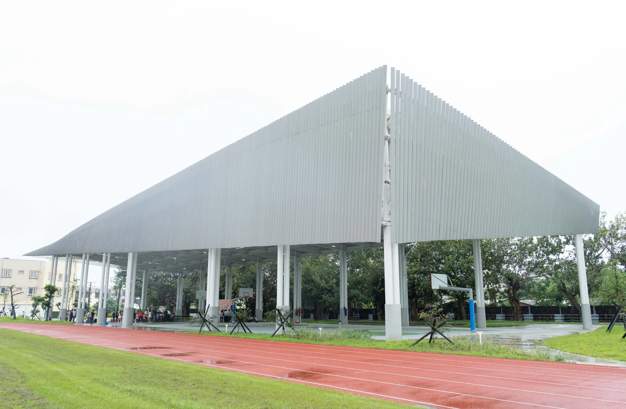 香山綜合運動場風雨球場正式啟用，除提供市民全天候、安全舒適的運動場域，也象徵香山地區體育建設再邁新里程。（圖／新竹市政府提供）