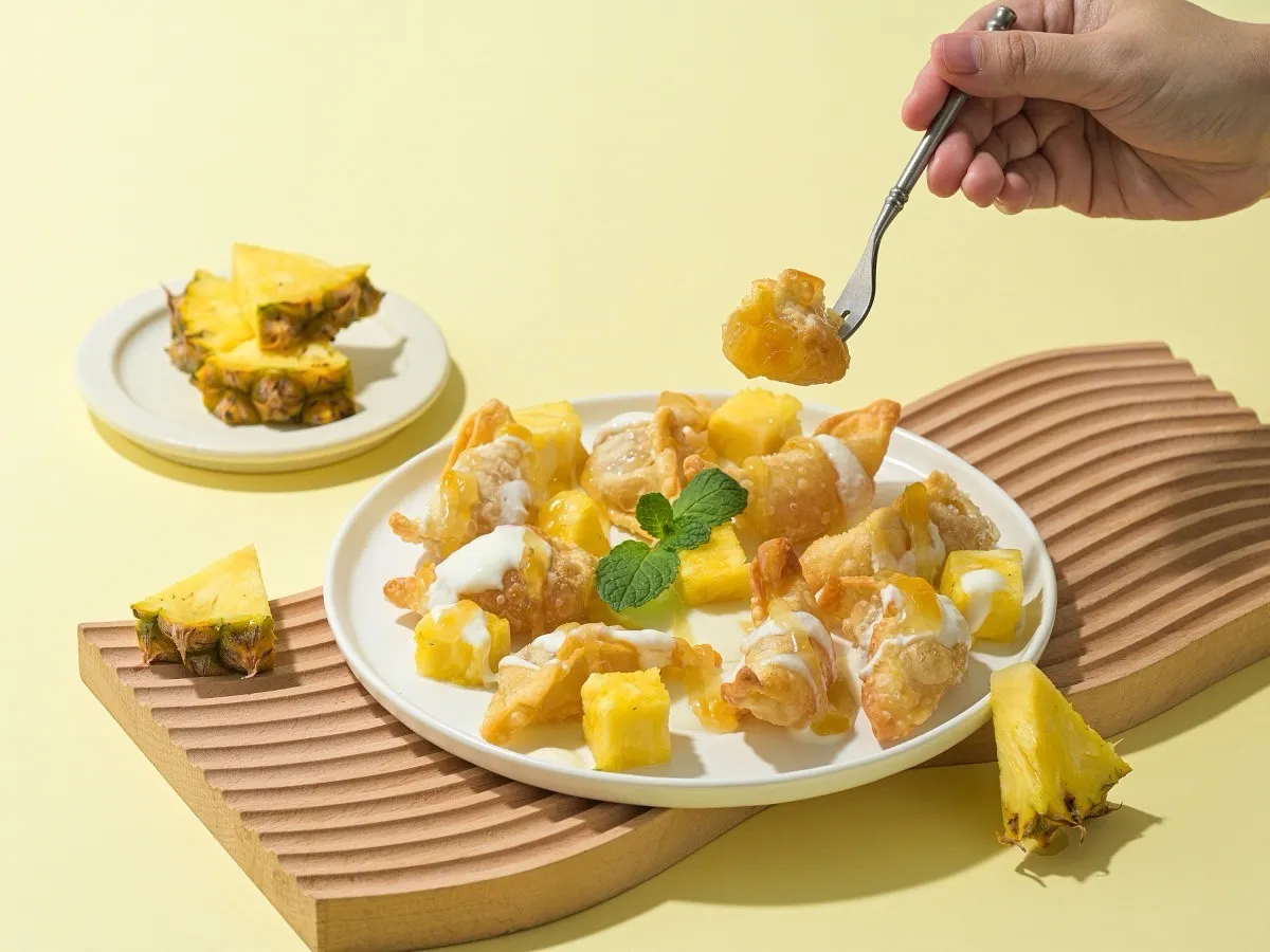 將餃子變身療癒甜點！鳳梨甜心餃搭配果丁與淋醬，外酥內甜、酸甜交織，打造療癒系創意料理。（圖片提供：奇美食品）