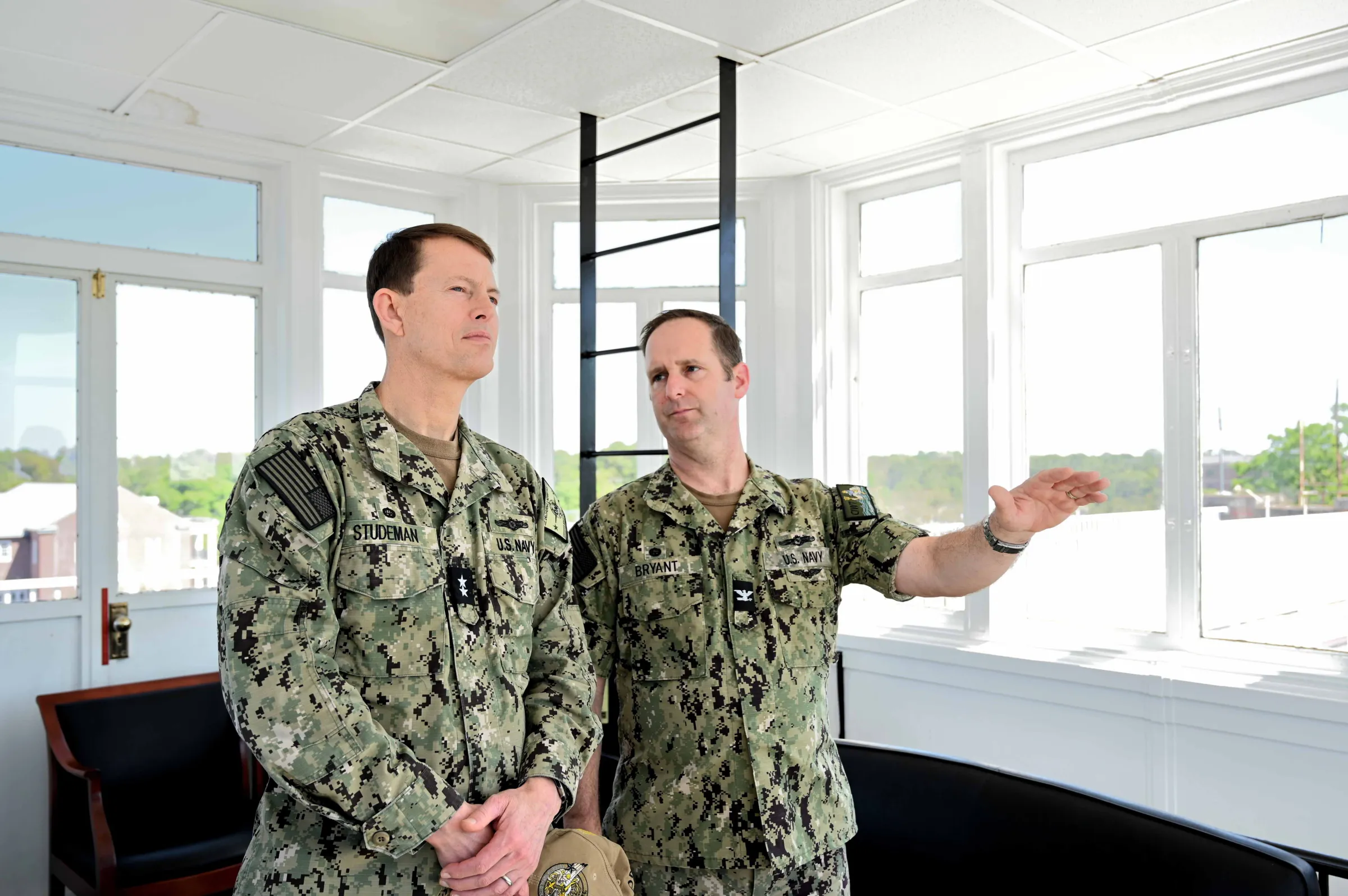 2023年初，時任美國海軍情報局局長史都德曼少將（左）在視察旗下單位。（美國海軍官網）