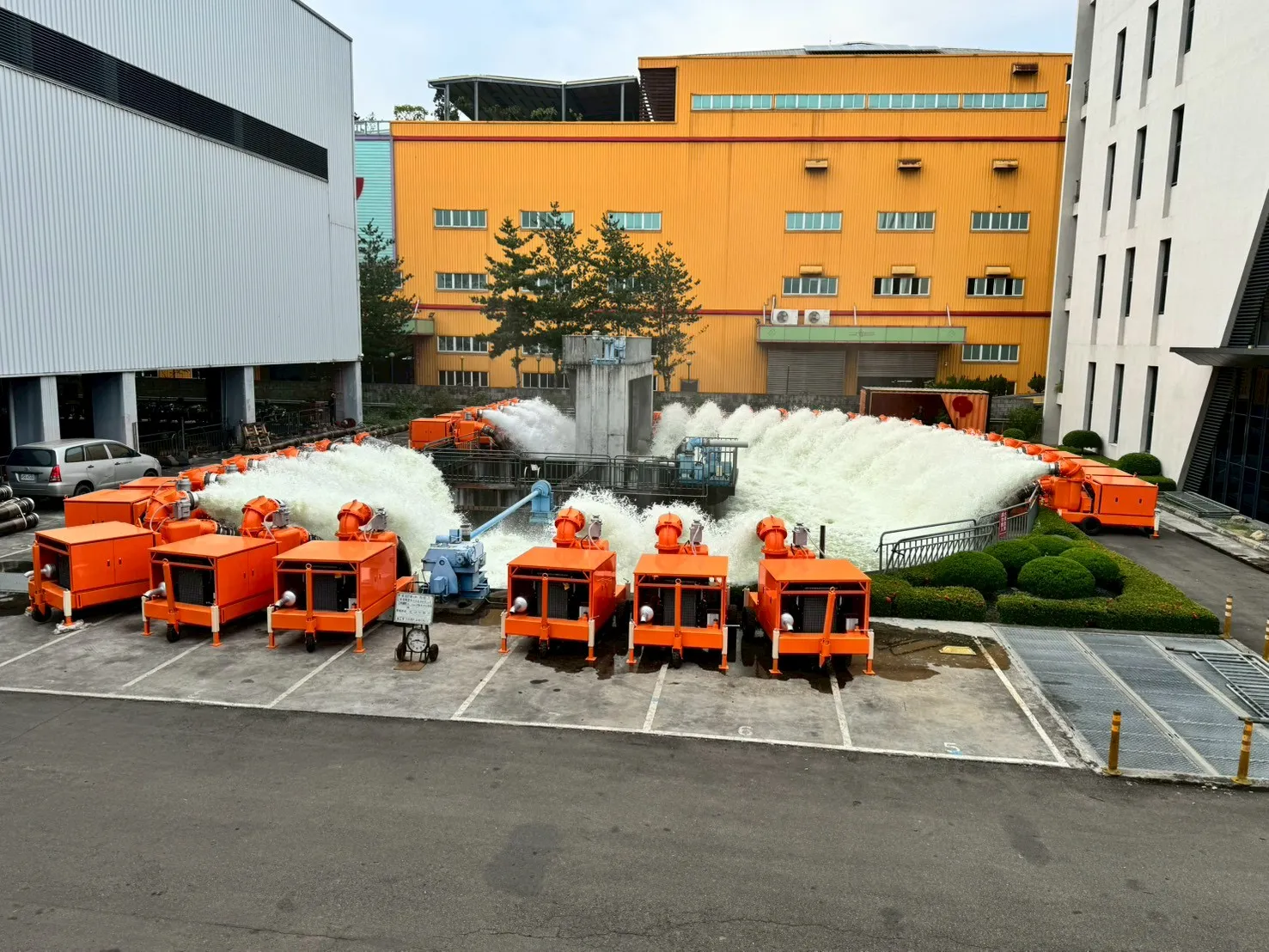 圖說：新採購大型移動式抽水機，經原廠性能測試合格(提供/臺南市政府水利局)