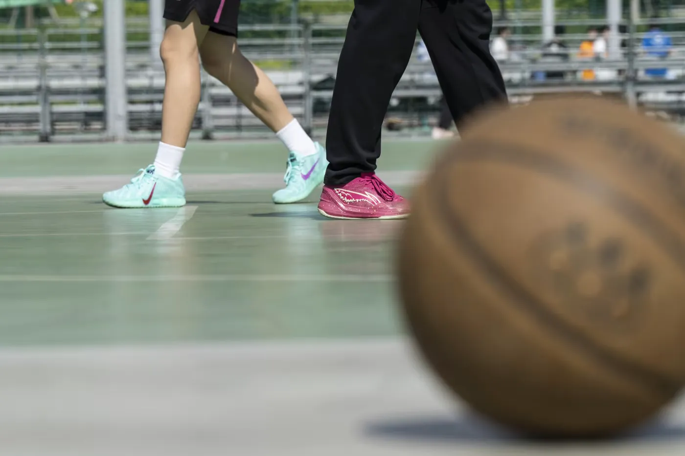 Nike專為中國的戶外籃球場（如上海的這個球場）設計了一款名為S.T. Flare的籃球鞋。（華爾街日報）