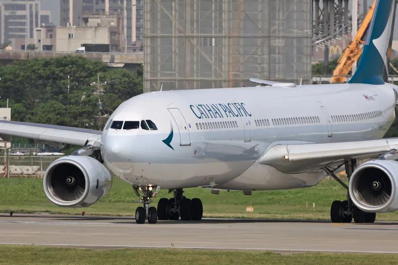 國泰航空6月起登機時間提前 國泰航空15日宣布，6月1日起，所有國泰航空航班登機閘口將於起飛前15分鐘關閉，較現行安排提早5分鐘；圖為國泰航空客機。中央社記者黃名璽攝115年5月15日