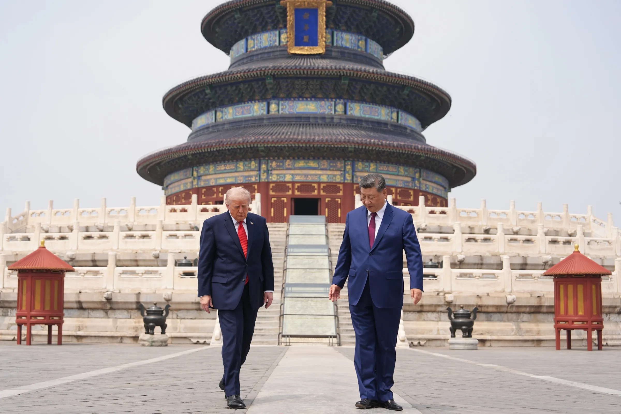 2026年5月14日，中國北京，美國總統川普（左）與中國國家主席習近平一同走訪天壇。（美聯社）