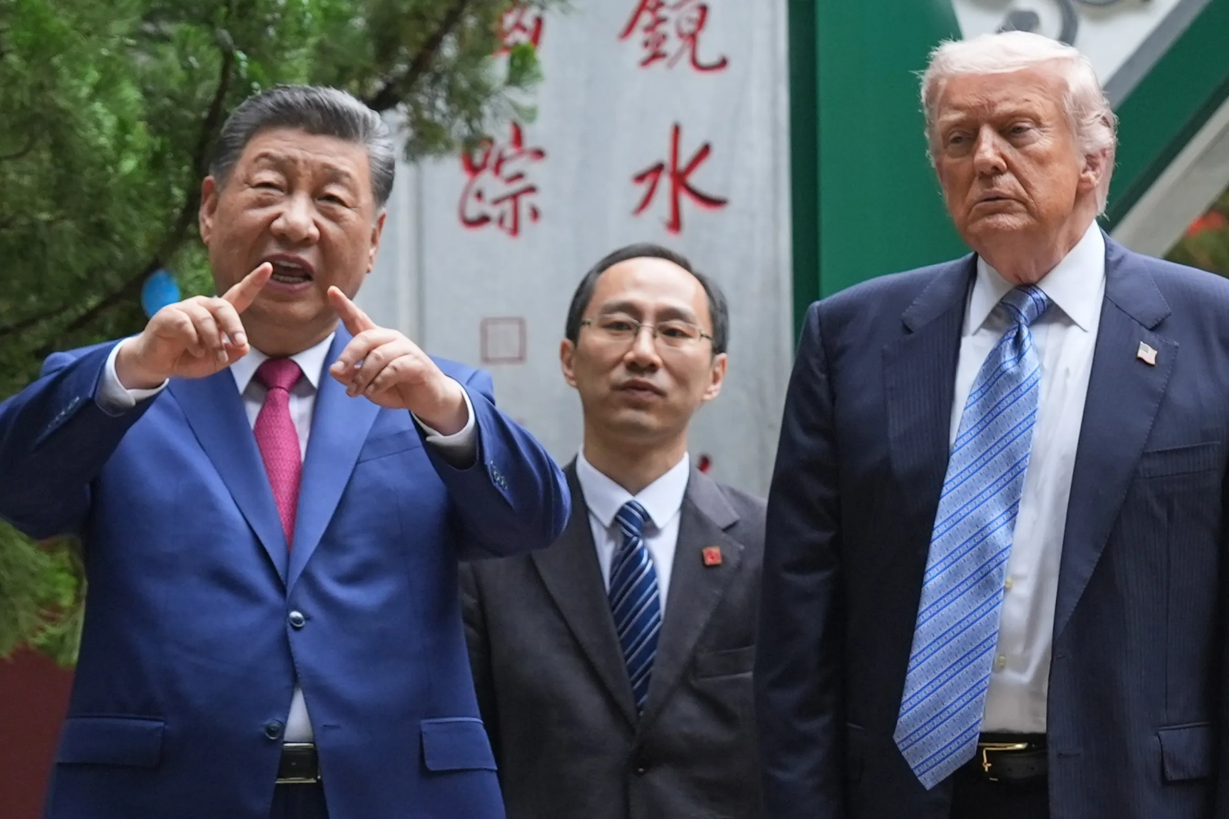 2026年5月15日，中國北京，美國總統川普與中國國家主席習近平在中南海花園參訪期間合影。（美聯社）