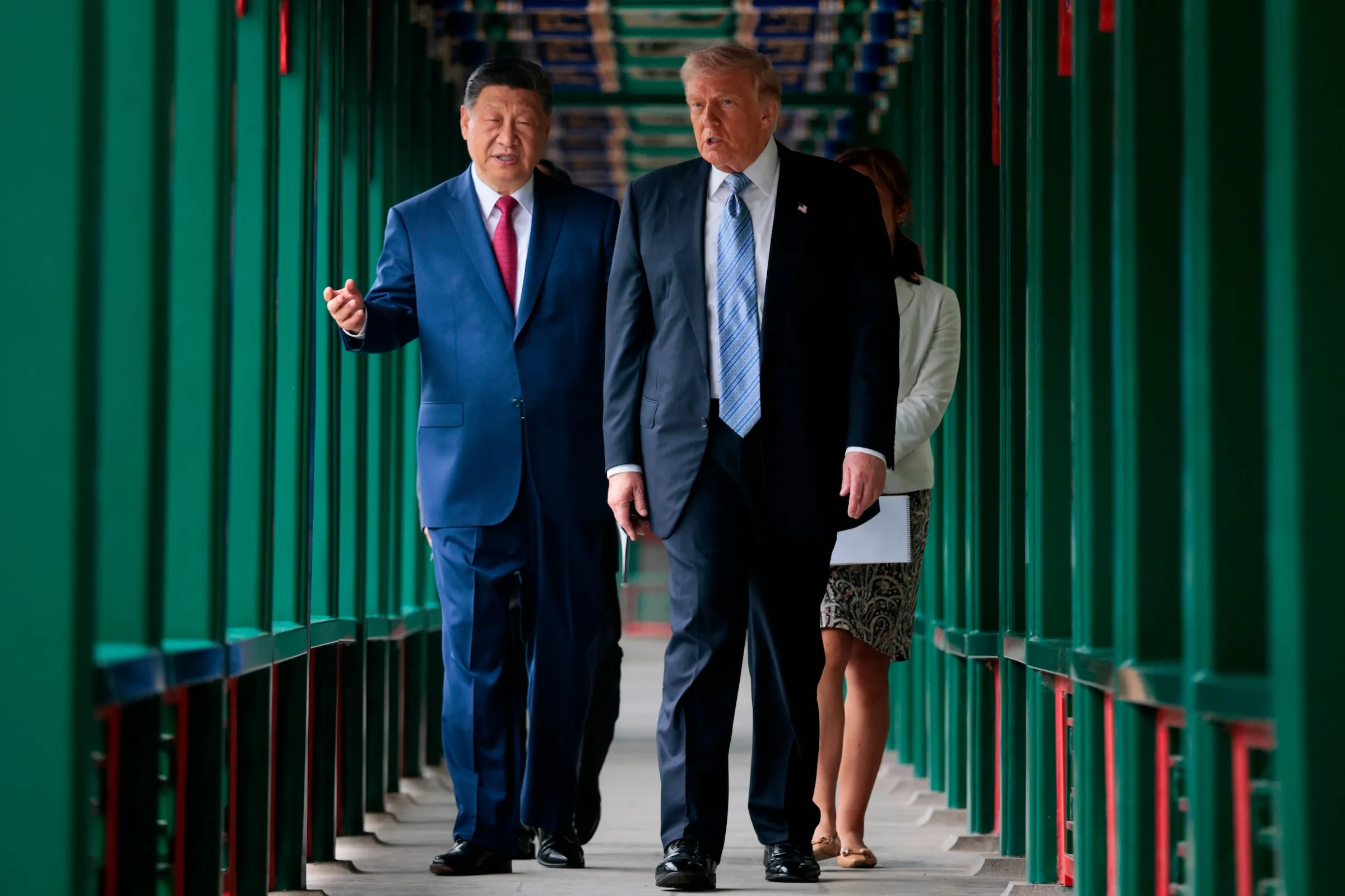 2026年5月15日，中國北京，美國總統川普與中國國家主席習近平在中南海花園參訪期間合影。（美聯社）