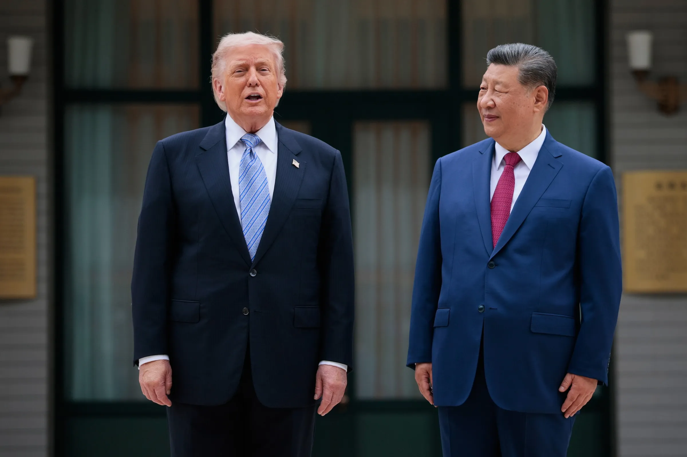 2026年5月15日，中國北京，美國總統川普與中國國家主席習近平在中南海花園參訪期間合影。（美聯社）