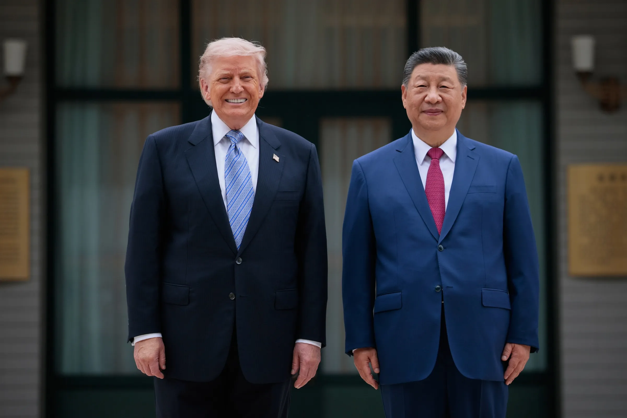 2026年5月15日，中國北京，美國總統川普與中國國家主席習近平在中南海花園參訪期間合影。（美聯社）