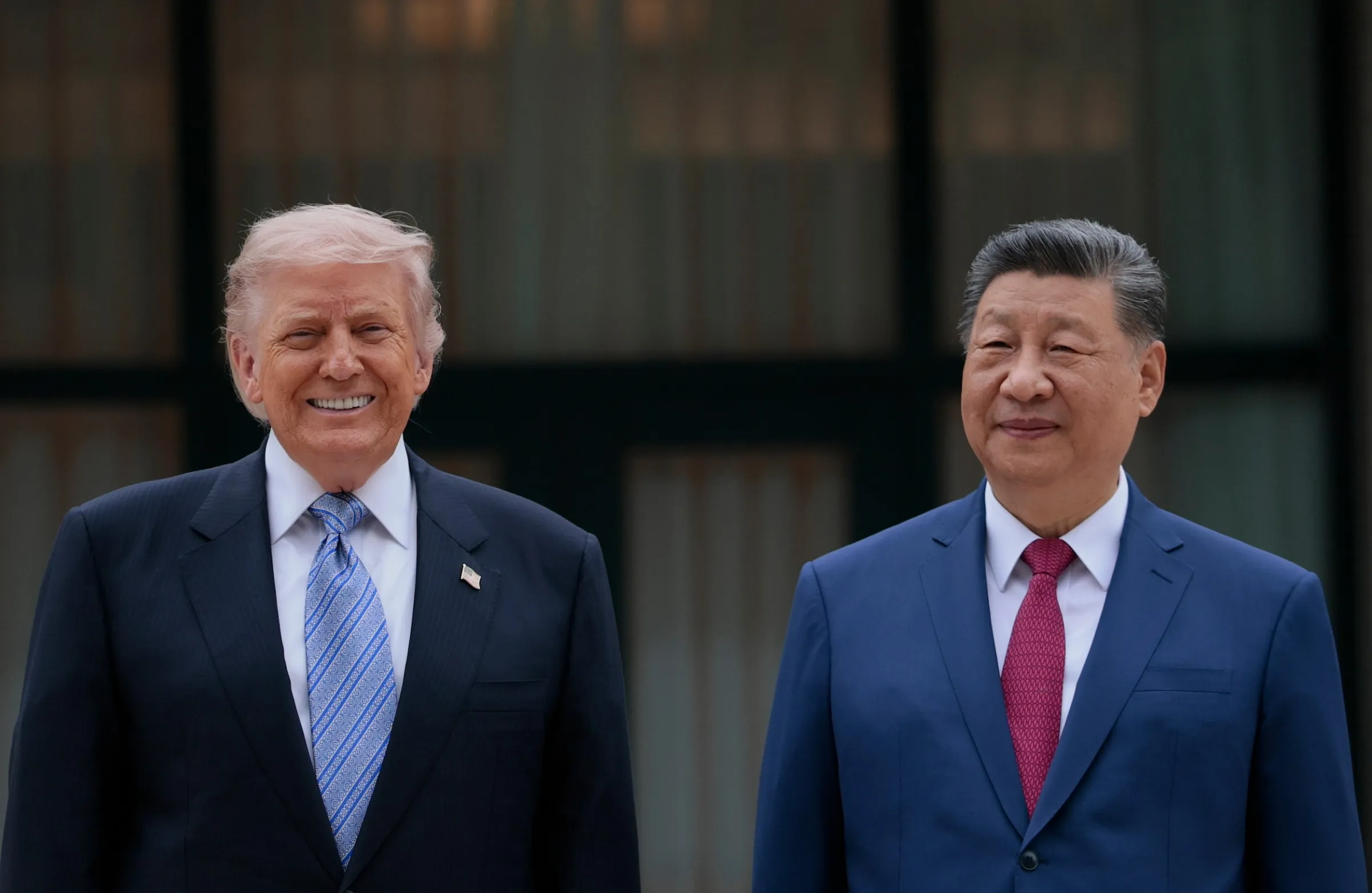 2026年5月15日，中國北京，美國總統川普與中國國家主席習近平在中南海花園參訪期間合影。（美聯社）