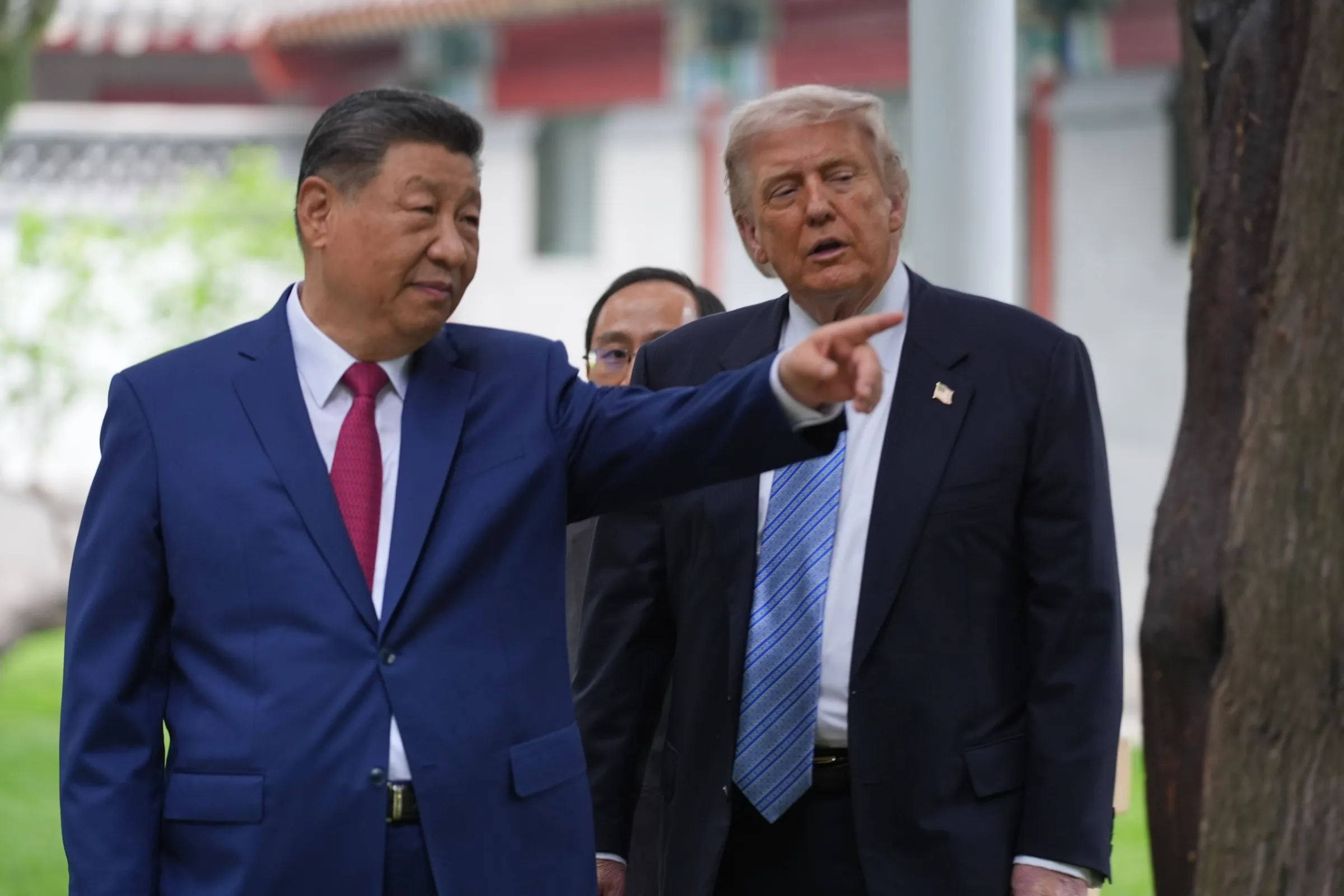 2026年5月15日，中國北京，美國總統川普與中國國家主席習近平在中南海花園參訪期間合影。（美聯社）