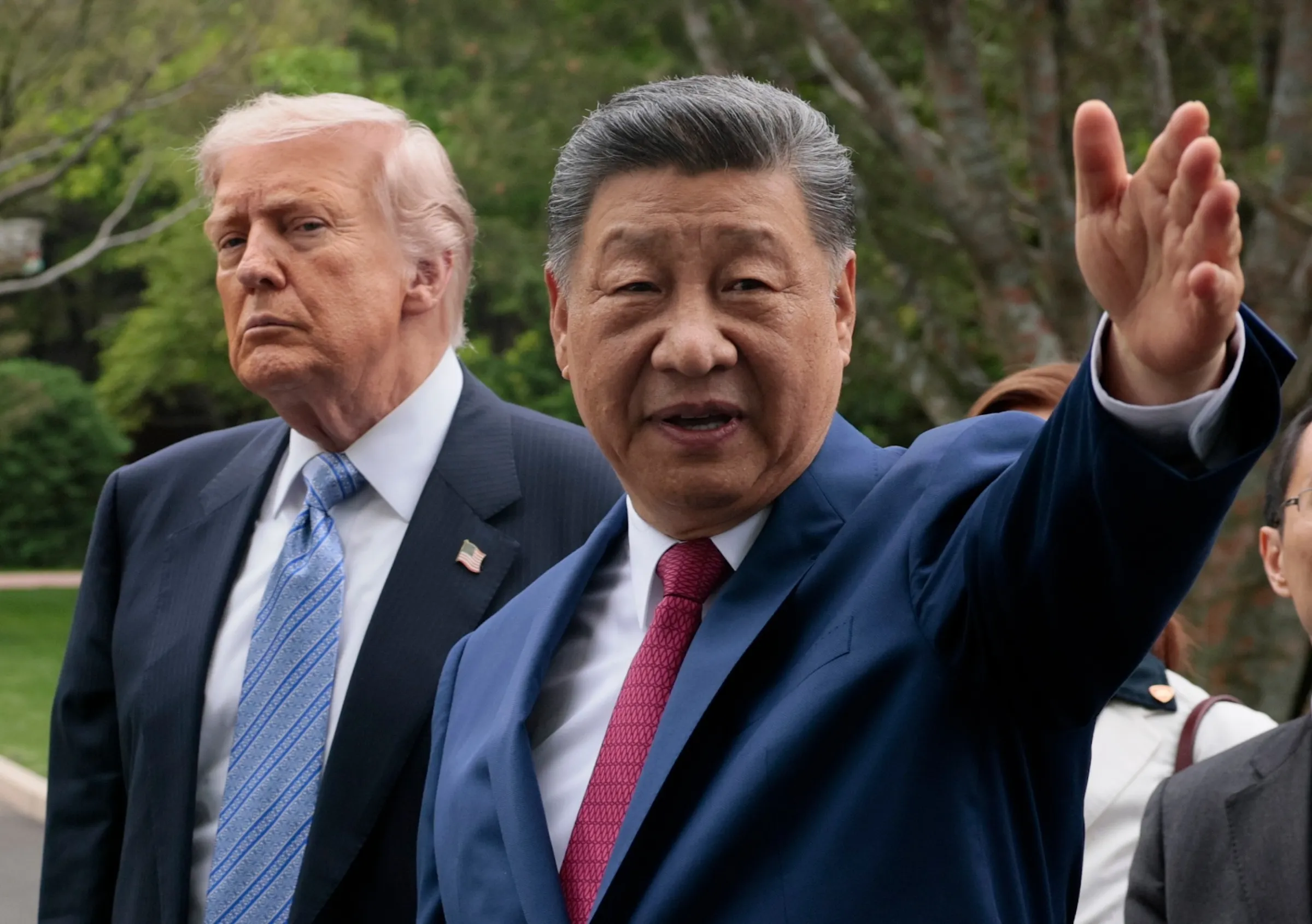 2026年5月15日，中國北京，美國總統川普與中國國家主席習近平在中南海花園參訪期間合影。（美聯社）