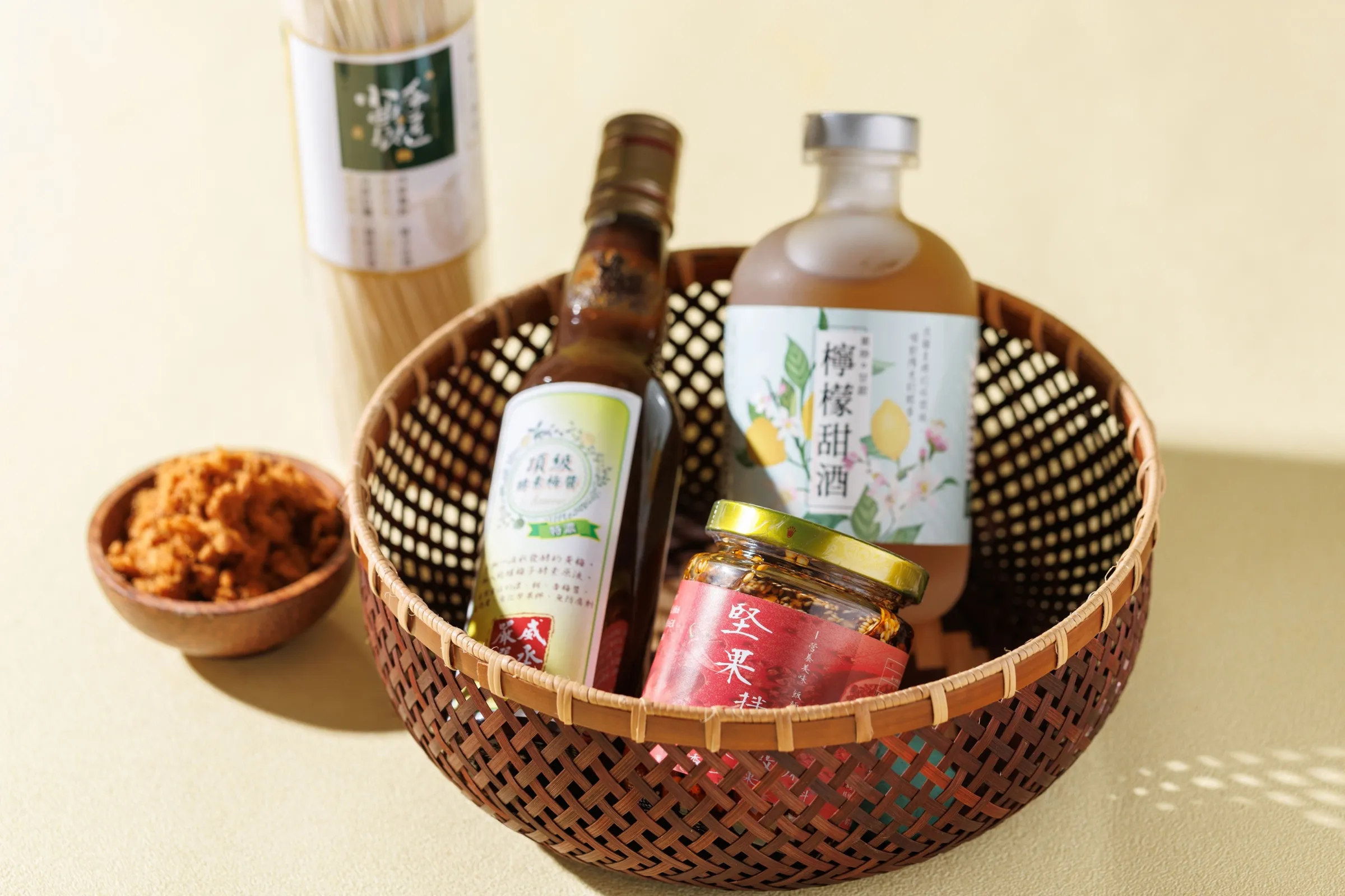 以客家飲食文化為出發，從日常餐桌延伸至伴手禮需求，帶出最貼近生活的在地風味。