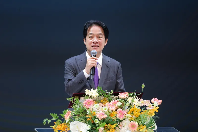 第24屆國家文藝獎贈獎　賴總統出席致詞 第24屆國家文藝獎贈獎典禮15日在台北舉行，總統賴清德（圖）親自出席贈禮給7名得主，致詞時表示，文化及藝術成就了台灣這座島嶼靈魂的深度，也肯定所有得獎者的付出與努力。中央社記者翁睿坤攝115年5月15日